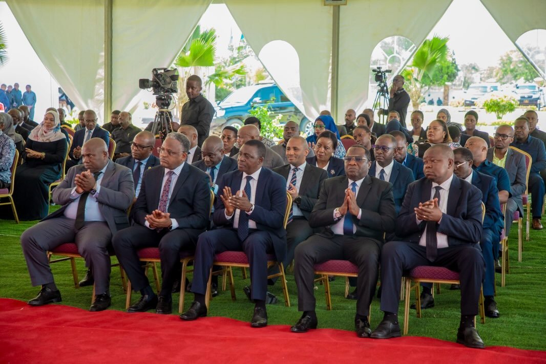 Dodoma_Zone_'s tweet photo. Viongozi pamoja na wageni mbalimbali waliohudhuria hafla ya Uapisho wa Wakuu wa mikoa ya Mbeya, Geita, Pwani, Mwanza pamoja na Katibu Tawala wa Mkoa wa Pwani katika Ikulu Ndogo ya Tunguu, Zanzibar tarehe 02 Septemba, 2026. https://t.co/iGYCobEhGC