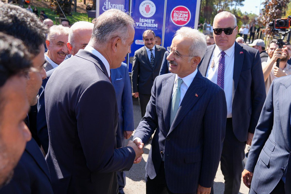 AkUmraniye's tweet photo. Ulaştırma ve Altyapı Bakanımız Sayın @a_uraloglu’nun teşrifleriyle; Bakan Yardımcımız @OsmanBoyraz, İl Başkanımız @abdullahozdemir, İlçe Başkanımız @cetinkaya_salim Belediye Başkanımız @ismetyildirimtr, Karayolları Genel Müdürümüz Ahmet Gülşen, Kaymakamımız Yüksel Çelik, İl Başkan Yardımcılarımız @rabiyakazak ve @abdullaharidoru, Gençlik Kolları Başkanımız @samettesmer, teşkilat mensuplarımız ve kıymetli komşularımızla birlikte;

📍Trabzon Millet Bahçesi Giriş-Çıkış Bağlantı Yolu’muzu hizmete açtık.
📍 Şile Yolu Üst Kapama ve Meydan Düzenleme Projemizin temelini attılar.

Başta Bakanımız Sayın @a_uraloglu olmak üzere, 
Karayollarımıza, Belediye Başkanımız @ismetyildirimtr, emeği ve katkısı bulunan herkese teşekkür ediyoruz.

Ümraniye’miz için çalışmaya, eser üretmeye devam! 🇹🇷