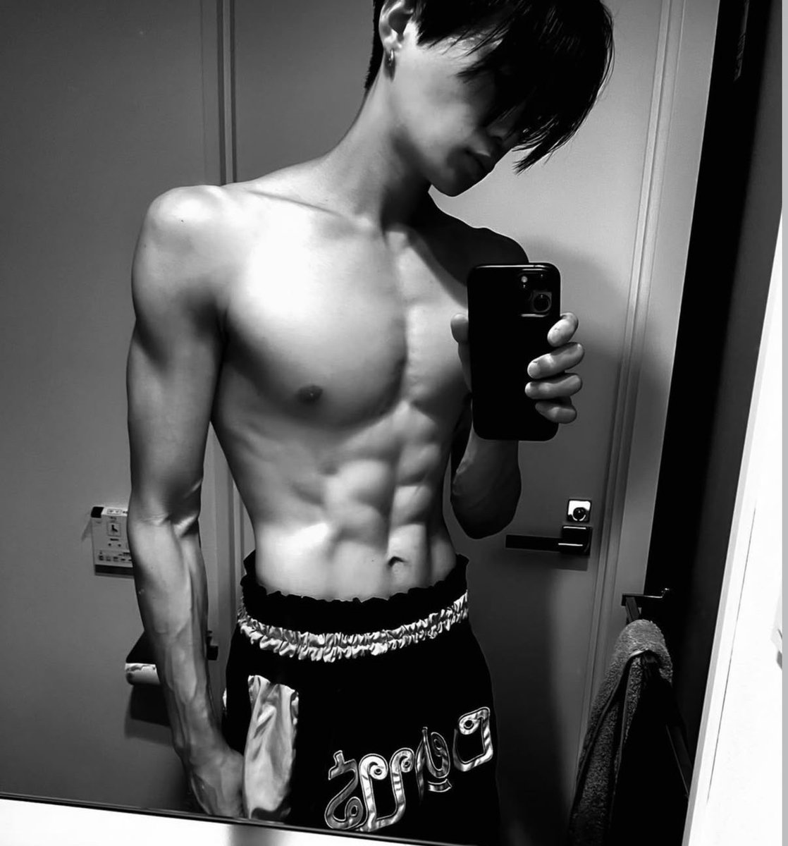 kawaiibabegirl's tweet photo. กางเกงมวยโชว์กล้าม   กางเกงช้างโชว์กล้าม คุนยุเส นี่คุนเห้นพวกเราบ้ากล้ามหรอ (ใช่) https://t.co/u9pkY0FhFw