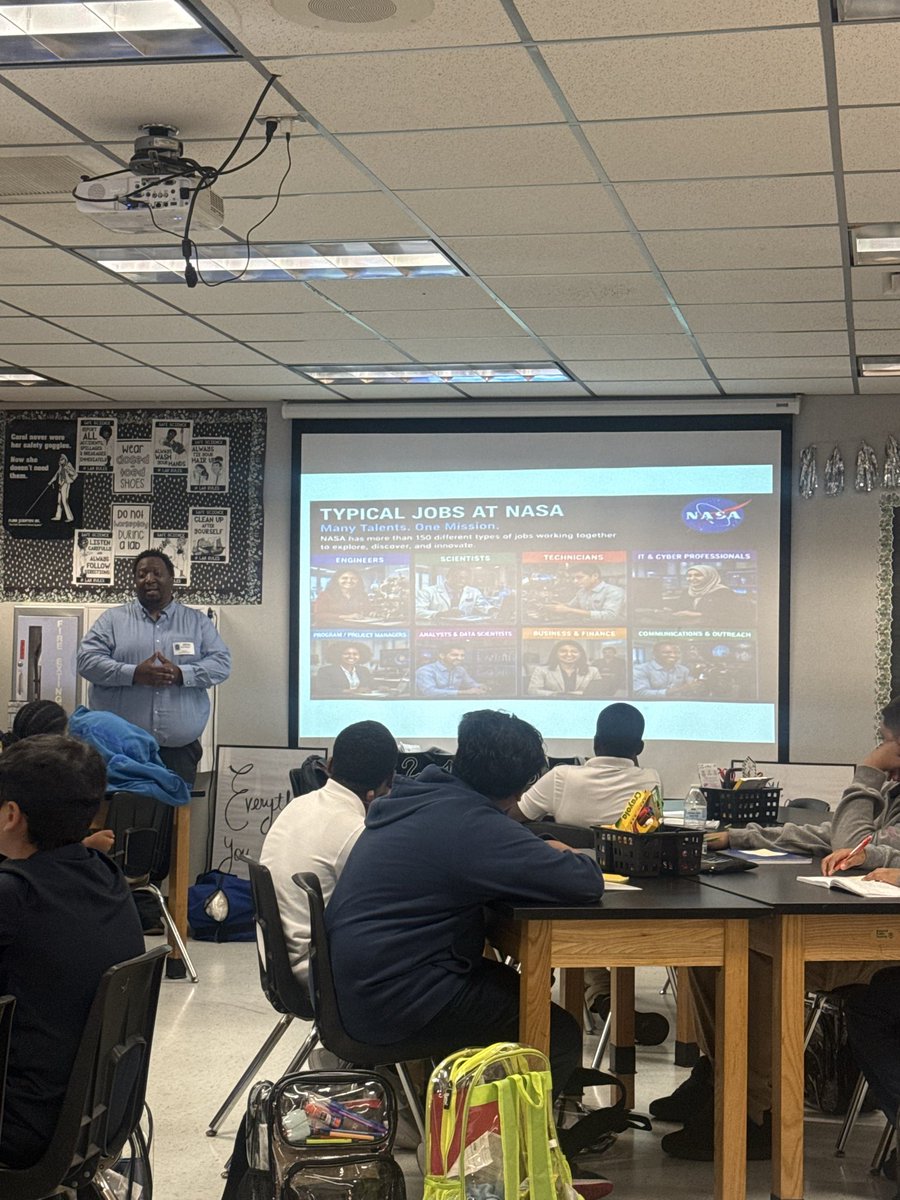 AlbrightMS's tweet photo. Learning that’s out of this world!
Ms. Gardiner’s students wrapped up their Earth & Solar System unit with a visit from Mr. Toren Watson, who works with the International Space Station and spacecraft!
#WarriorProud #AlbrightPVAA #ScienceInAction @AliefISD https://t.co/6BlDyp9cBu
