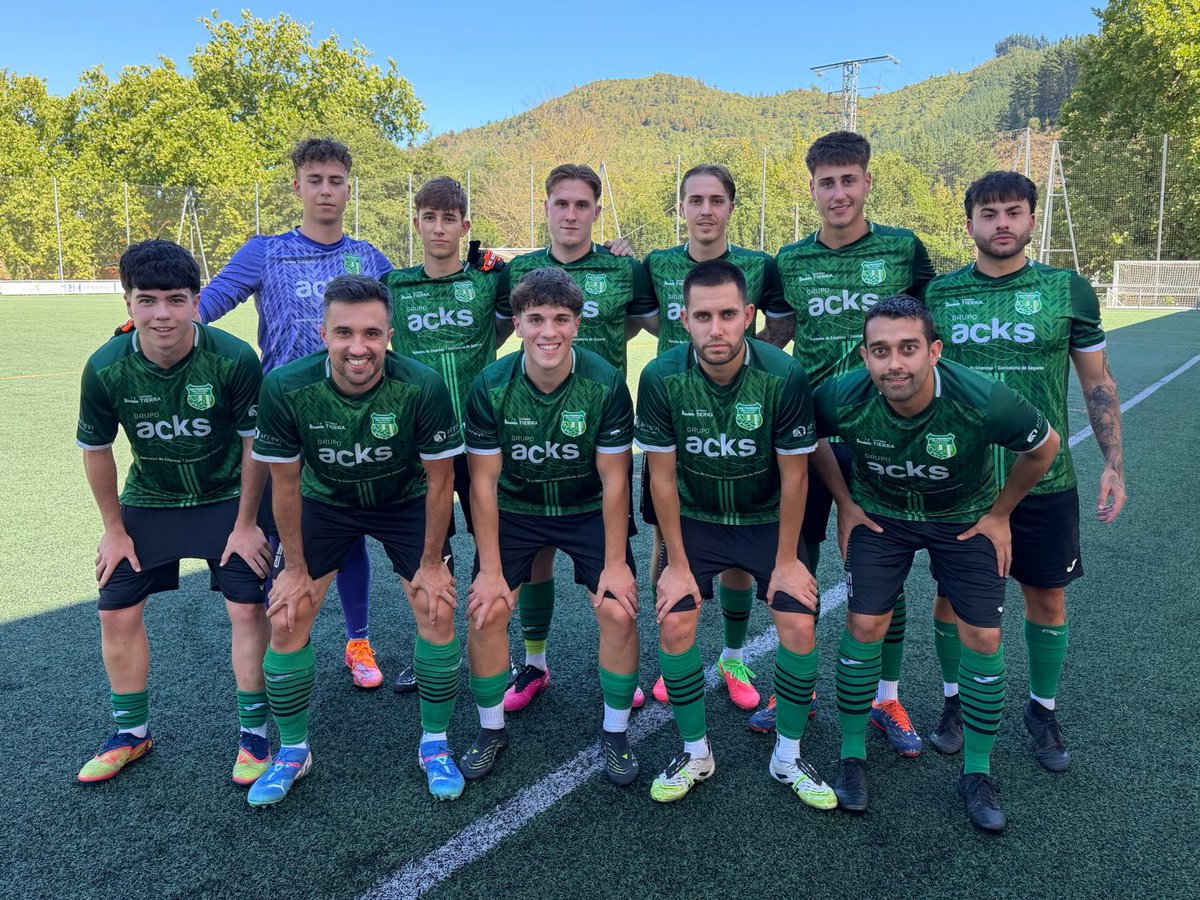 AlvaroMtz13's tweet photo. La semana pasada dos de nuestros #jugadores acudieron con el primer equipo de División de Honor a Mondragón, Adrián y Ander Cuesta.
.
#MareaVerde #SanPrudencio #RegionalPreferente @aff_faf @SanPruAD https://t.co/Vkz7mCNybI