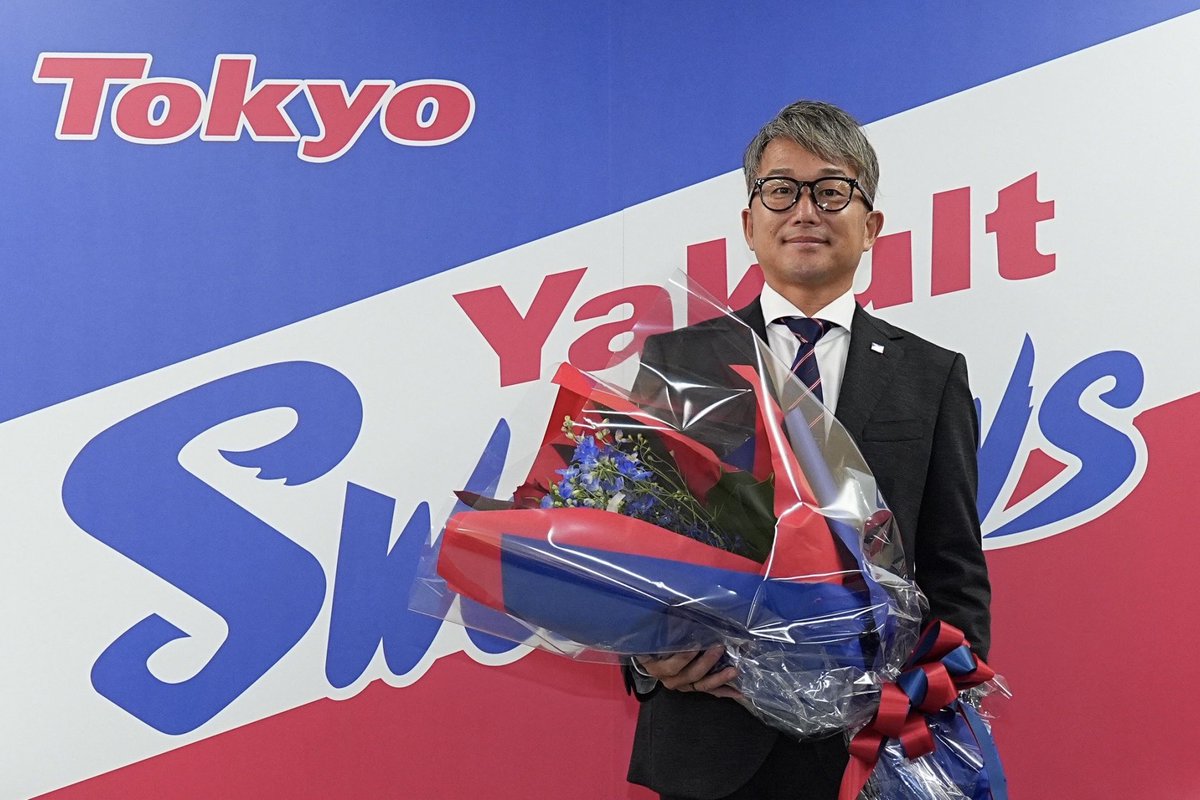 swallowspr's tweet photo. 【#石川雅規 投手 引退会見】
本日、石川雅規投手の引退会見を行いました💐

『25年間スワローズのユニホームを着て神宮球場に立てたことが誇りで、本当に幸せな野球人生でした。』

▽全てのコメントはこちら▽
https://t.co/GRJYoqVOzL

#swallows https://t.co/039j9s2vIz