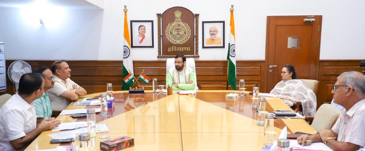 cmohry's tweet photo. मुख्यमंत्री श्री @NayabSainiBJP ने आज चंडीगढ़ में स्टेट फाइनेंस कमेटी की बैठक की अध्यक्षता करते हुए करनाल स्थित कल्पना चावला राजकीय मेडिकल कॉलेज एवं अस्पताल के Phase-II विस्तार से जुड़े ₹404.95 करोड़ के प्रस्ताव पर चर्चा की।

इस विस्तार के तहत 505 नए बेड, ट्रॉमा सेंटर, बर्न यूनिट, ICU, ICCU, नेफ्रोलॉजी, न्यूरो सर्जरी एवं मनोरोग जैसी विशेषज्ञ स्वास्थ्य सुविधाएं विकसित की जाएंगी। साथ ही हेलिपैड सहित आवश्यक सहायक सुविधाओं का भी प्रावधान होगा।

Phase-II पूरा होने के बाद अस्पताल की क्षमता 600 से बढ़कर करीब 1100 बेड हो जाएगी, जिससे करनाल सहित आसपास के क्षेत्रों के नागरिकों को बेहतर और सुपर-स्पेशियलिटी स्वास्थ्य सेवाएं उपलब्ध होंगी।