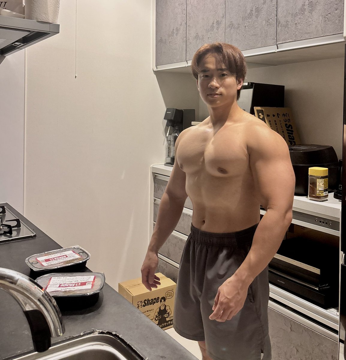 muscle1046's tweet photo. ⬅️左が今年の4月
➡️右が今日

4ヶ月で7キロ痩せました

変えたことは夜ご飯を『ごちそうShape』に置き換えただけ

自分で言うのもなんですが…

『ごちそうShape』マジ革命

これがあればダイエット無双できるし何よりウマすぎるから気付いたら痩せてる

高タンパクやから筋肉もしっかり残せるし最高 https://t.co/XFLPN6gMgu
