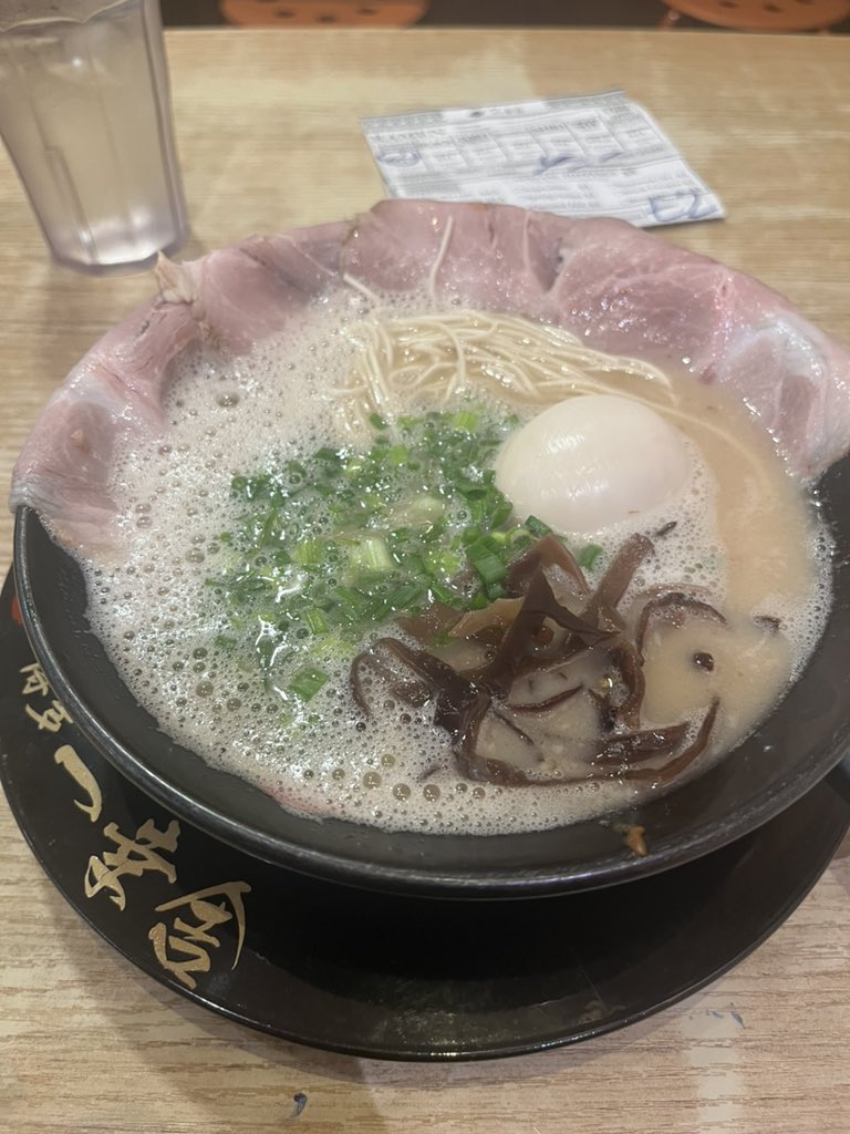 chosenshi08's tweet photo. シンガポールにあるIkkoushaというラーメン屋。これで2300円くらいだけど、普通にうまくて、そんなに腹減ってなかったけど、2玉行っちゃいました。

場所はCHIJMES(チャイムス)っていう元々カトリック修道院だった歴史的な場所をチャペルは残しつつ、中身はゴリゴリにバーとかレストラン入れまくって商業施設っぽい感じに改造したところに入ってますw 

https://t.co/PdMTiS0Pj1