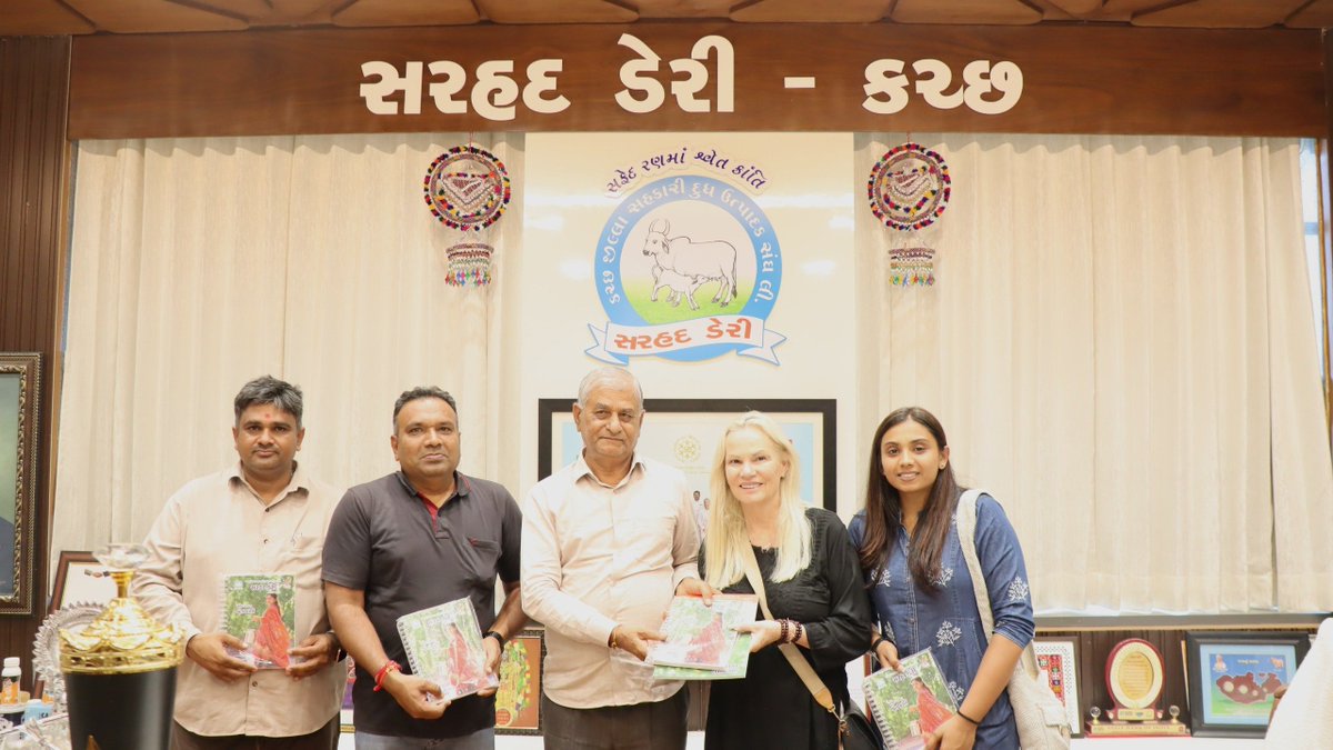 ValamjiRHumbal's tweet photo. અતિથિ દેવો ભવ:

આજ રોજ ચાંદરાણી ખાતે સરહદ ડેરીની મુલાકાતે પધારેલ (પર્થ ઓસ્ટ્રેલિયા) ટેરી મેક્યુલર (Terry McCullar) સરહદ ડેરી પરિવાર દ્વારા હાર્દિક સ્વાગત કરવામાં આવ્યું. આ સાથે શ્રી દિનેશભાઈ હાલાઈ, શ્રી એલ. જી. પટેલ અને શ્રીમતી કૌશિકાબેન પટેલ ઉપસ્થિત રહ્યા હતા. https://t.co/BOmilGnTRB