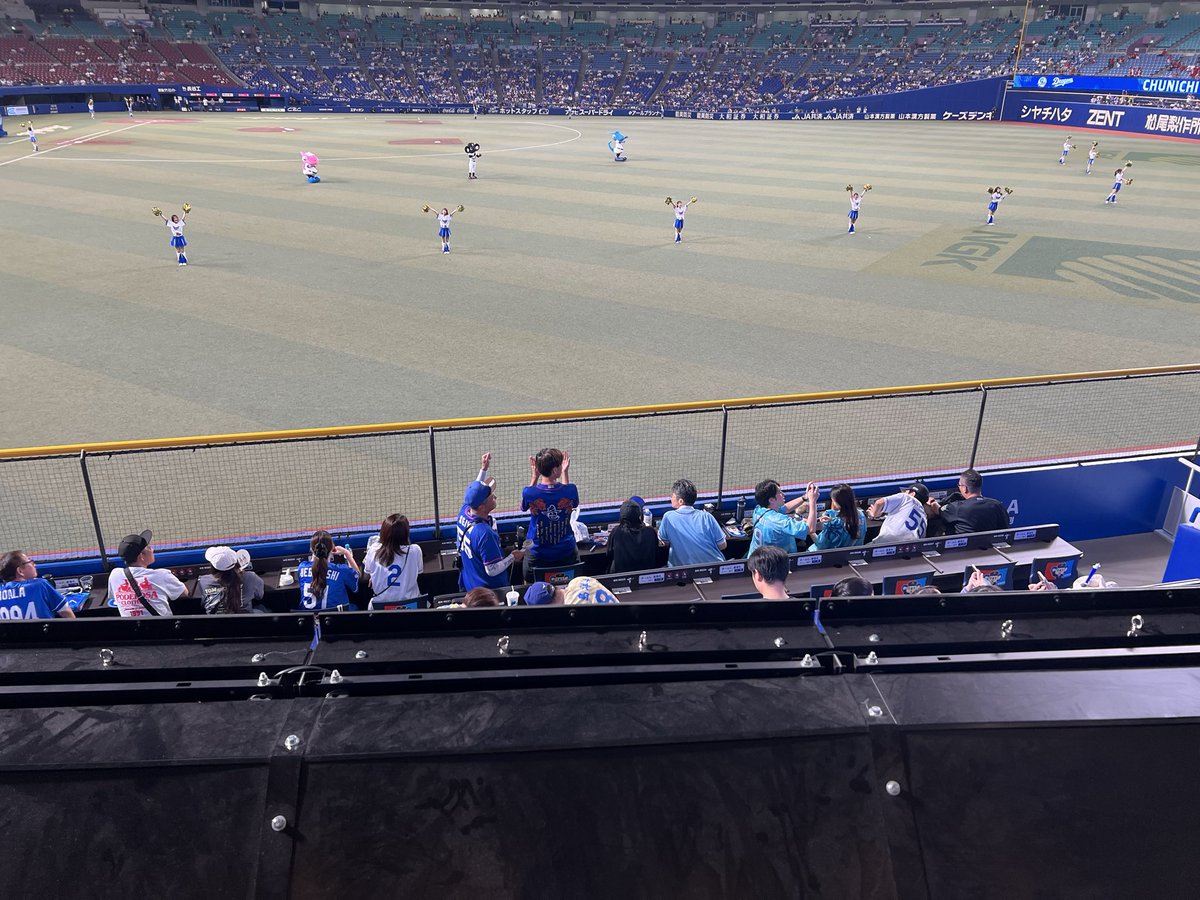 shotaharocker's tweet photo. 福永選手のホームランボールがテラスの黄色の部分に当たって跳ねたボールがあたしの肩にぶつかりました！
痛かったです\(//∇//)\ https://t.co/PAjMJit6Lu