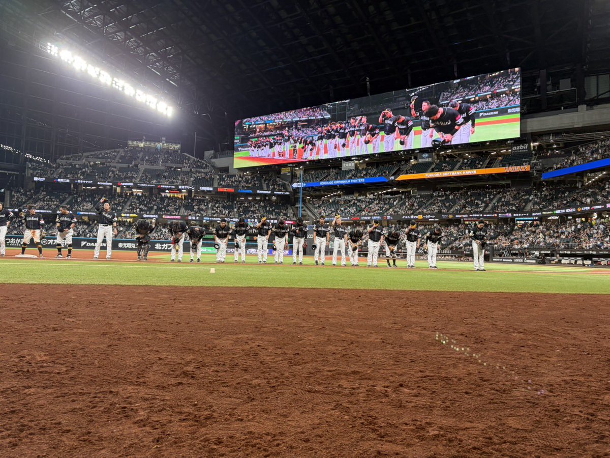 HAWKS_official's tweet photo. 本日は北海道でのレギュラーシーズン最終戦でした。1年間熱いご声援、本当にありがとうございました！
最後に #中村晃 選手にステキなサプライズが✨

#sbhakws https://t.co/VC8mGpbdLk
