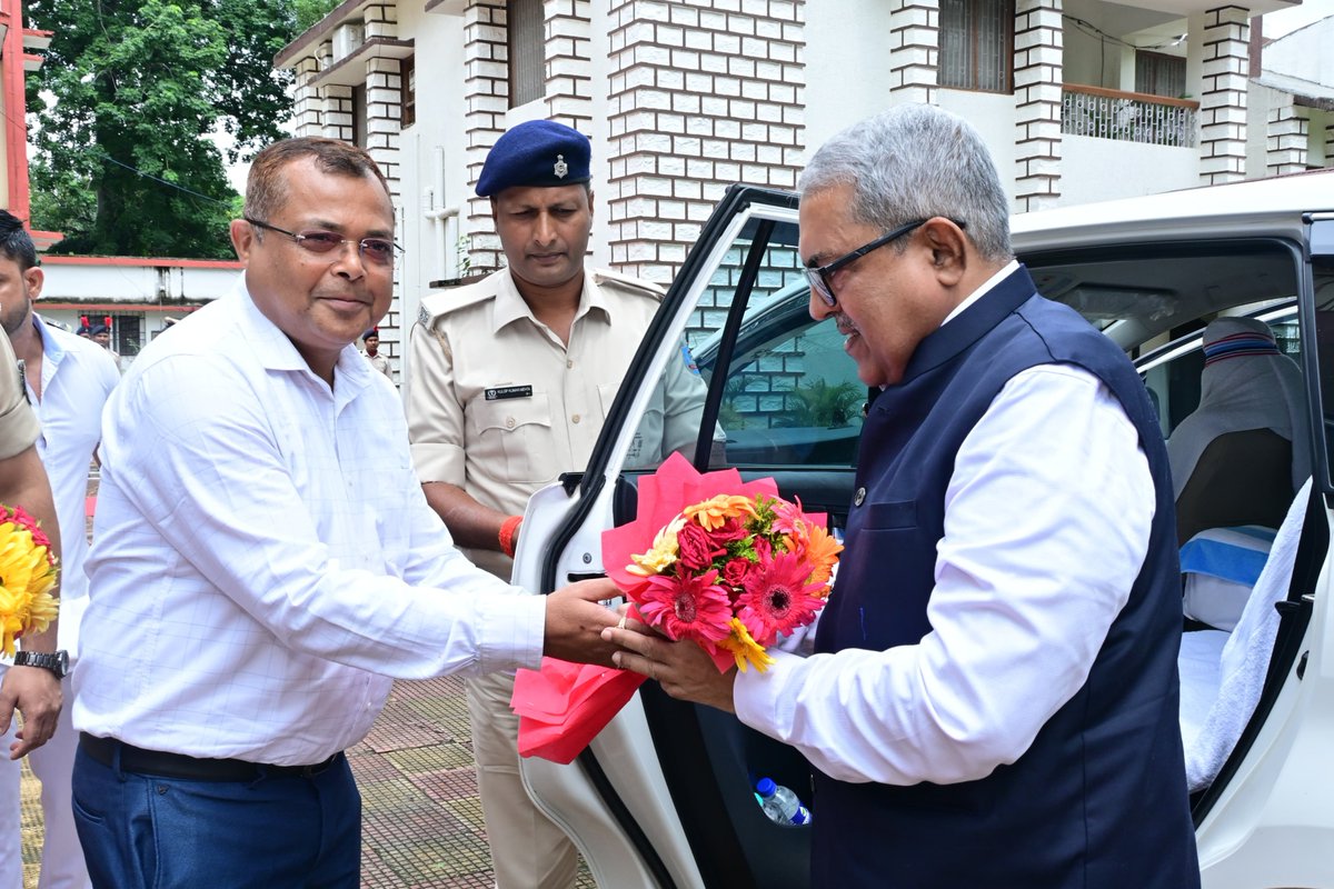 DCChatra's tweet photo. उत्तरी छोटानागपुर प्रमंडल, हजारीबाग के प्रमंडलीय आयुक्त-सह-मतदाता सूची प्रेक्षक श्री विजय कुमार गुप्ता का चतरा आगमन पर अपर समाहर्ता श्री अरविंद कुमार ने पुष्पगुच्छ भेंट कर स्वागत किया। इस अवसर पर उन्हें गार्ड ऑफ ऑनर दिया गया।
@ceojharkhand @ECISVEEP https://t.co/lShg6OMA5r