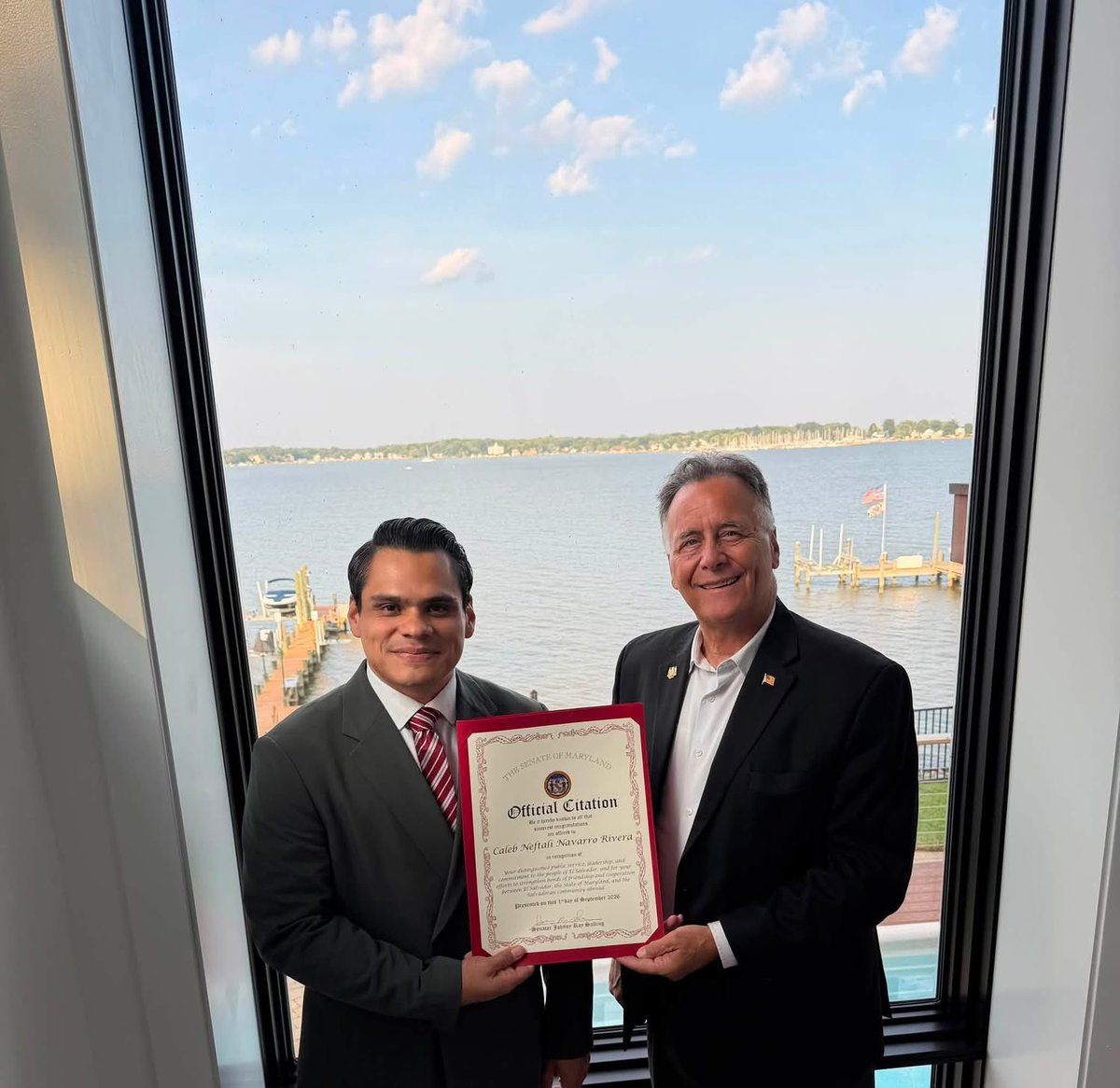 LaHuellaSV's tweet photo. 🇸🇻🇺🇸 RECONOCEN LOS LAZOS DE AMISTAD Y COOPERACIÓN ENTRE EL SALVADOR Y MARYLAND

El Senado del estado de Maryland otorgó una distinción en reconocimiento al servicio público y a los lazos de amistad y cooperación que existen entre El Salvador y Maryland.

El reconocimiento fue recibido por @CalebNNavarro, subjefe de fracción de Nuevas Ideas y diputado por San Miguel, quien agradeció el gesto y destacó el significado que tiene esta distinción para fortalecer los vínculos entre ambos territorios.

 “Un honor recibir esta distinción del Senado del Estado de Maryland. Un reconocimiento al servicio público y a los lazos de amistad y cooperación entre El Salvador y Maryland”, expresó Navarro, quien también agradeció el significativo gesto.
