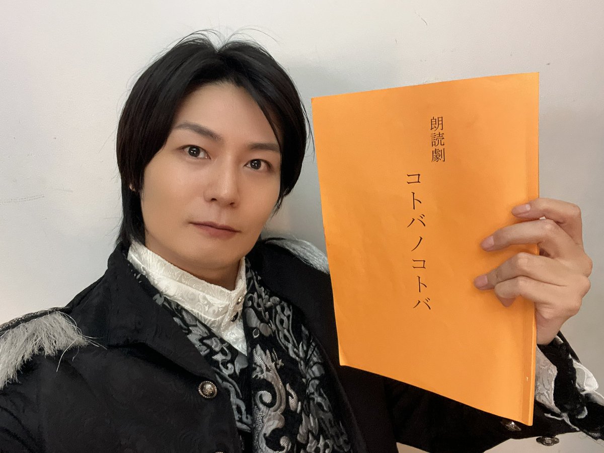 Ren_Official's tweet photo. 朗読劇『 #コトバノコトバ 』
 　          2日の公演終了
· · ─────  ·✧·  ───── · ·
ご来場ありがとうございました。個人的には初日の公演でした📖
衣装から見てわかる通り偉い人です🏰
次は四日にでます！雨降るかもしれないのでご来場の際はお気をつけて^ ^ https://t.co/FhLcc3IEMv