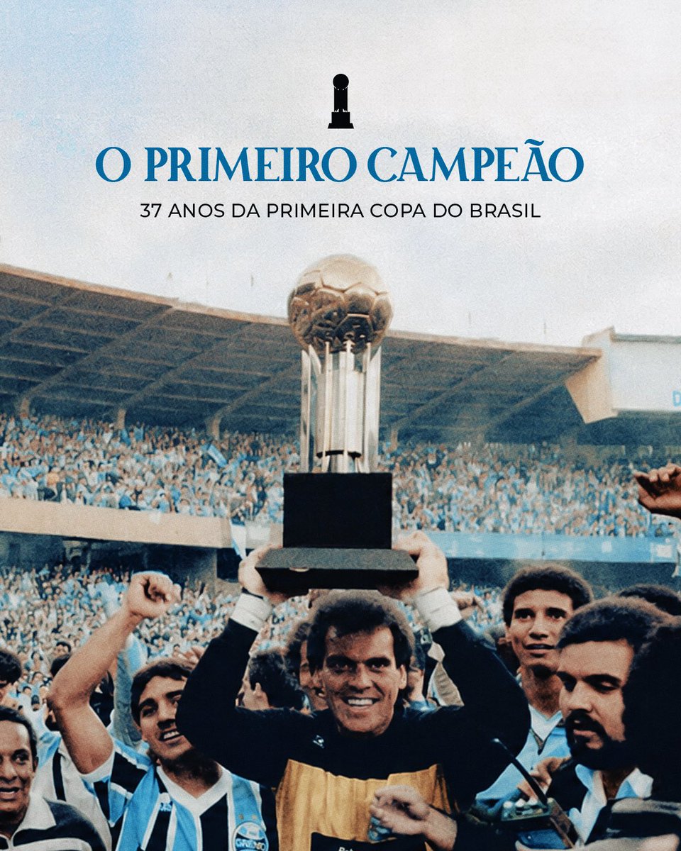 Gremio's tweet photo. ISSO É GRÊMIO! 💙🇪🇪 Há 37 anos, conquistávamos a primeira edição da Copa do Brasil. Foi uma campanha invicta e que está imortalizada na história. https://t.co/keDzWX36bZ
