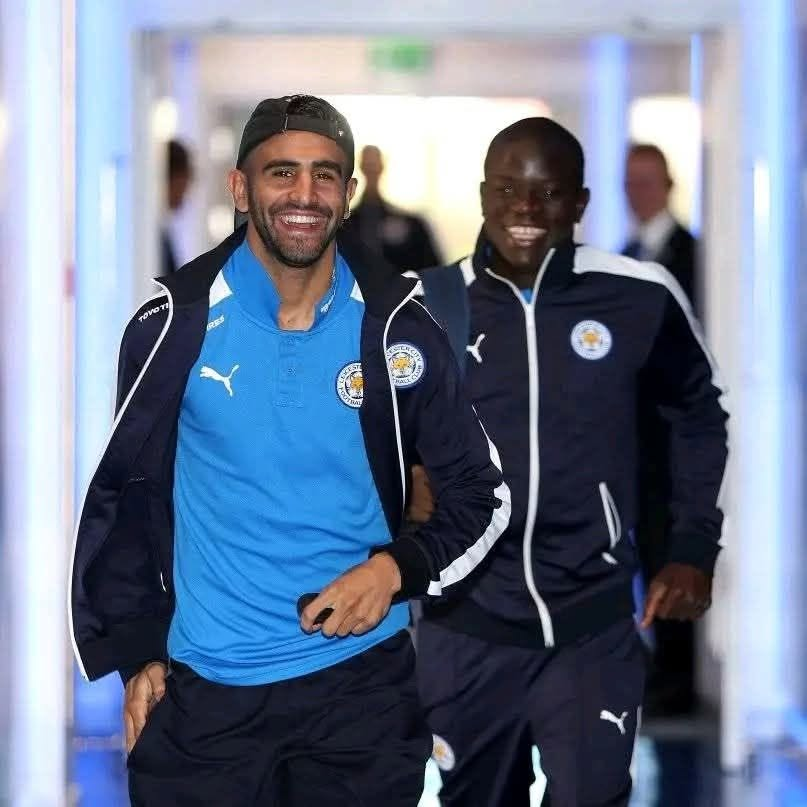 FTBLsection's tweet photo. Riyad Mahrez on the day the usually quiet N’Golo Kanté finally snapped at him at Leicester:

“N’Golo played on the right side of midfield and I was also on the right.

“I cheated a little because I didn’t defend.

“He was so shy that he never said anything, but one day he snapped and said to me:

‘Hey Riyad, please, start defending.’

“It shocked me. It was funny.

“And after that, I started defending.”