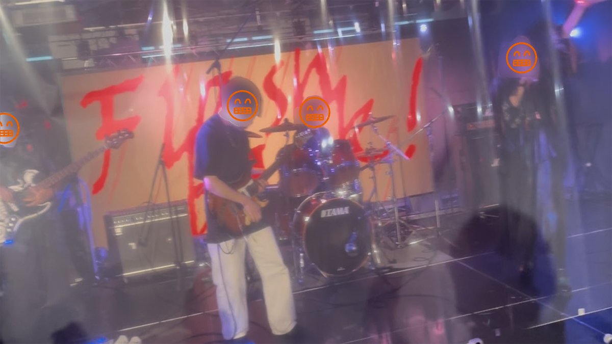 VcreatorMAKI's tweet photo. DHU SUMMER FESTIVALで背景映像を作らせていただきました！！！！！
非常に貴重な経験をさせていただきありがとうございました！！！！
↓実際のライブの写真
めっちゃ激アツなライブでした！！！！！！！このステージの一部を作れたことに感謝！！！！！ https://t.co/Il1wByCDaU