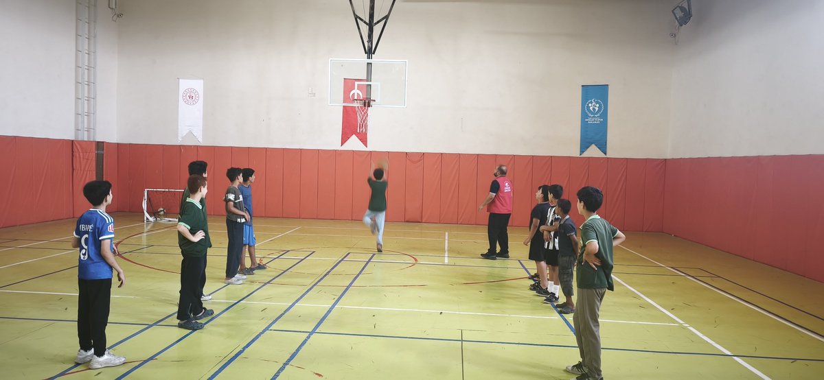 akcakalegm's tweet photo. 🏃‍♂️🏀 Sportif faaliyetlerimiz tüm hızıyla devam ediyor!

Gençlerimizle birlikte sporun, eğlencenin ve hareketin keyfini çıkarıyoruz. 💪✨

#gsbgm
#Şanlıurfa 
#spor 
#AkçakaleGençlikMerkezi https://t.co/qpWcnxUeUl