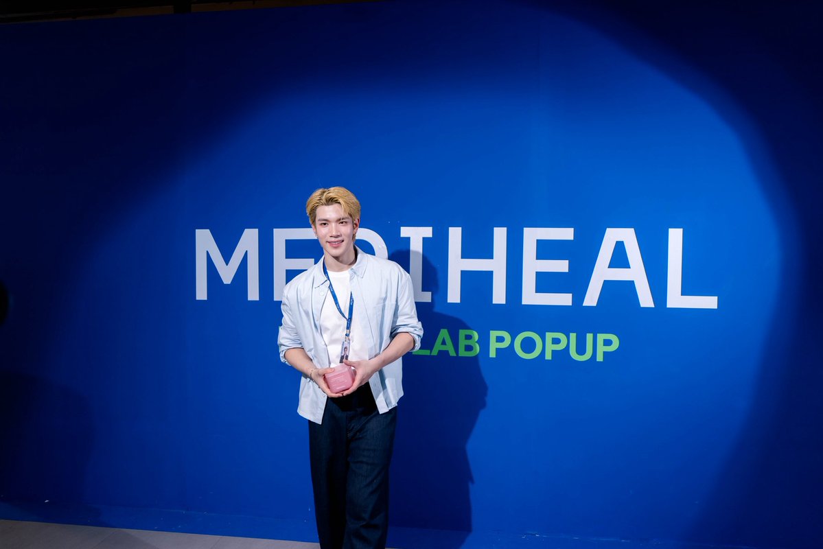allarea_ent's tweet photo. “โฟร์ท ณัฐวรรธน์” เช็กอิน MEDIHEAL DERMA LAB ป็อปอัปสโตร์สุดปังใจกลางสยาม! เปิดโลก K-Derma Skincare ตอบโจทย์ทุกปัญหาผิว

อ่านต่อ : https://t.co/lRyGuJzwsN

#MEDIHEALDERMALAB 
#MEDIHEALDERMALABxFOURTH 
#MedihealThailand
#Fourthnattawat #est_rvp
#PerthSanta #เพิร์ธแซนต้า https://t.co/h4aoTMOHJQ