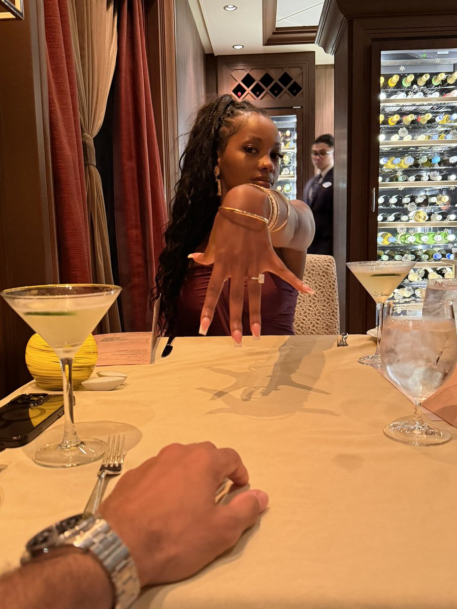 jacthequeen_'s tweet photo. Bling bling bling, bitches is mad. 💍 https://t.co/MIvE1wr8Ii