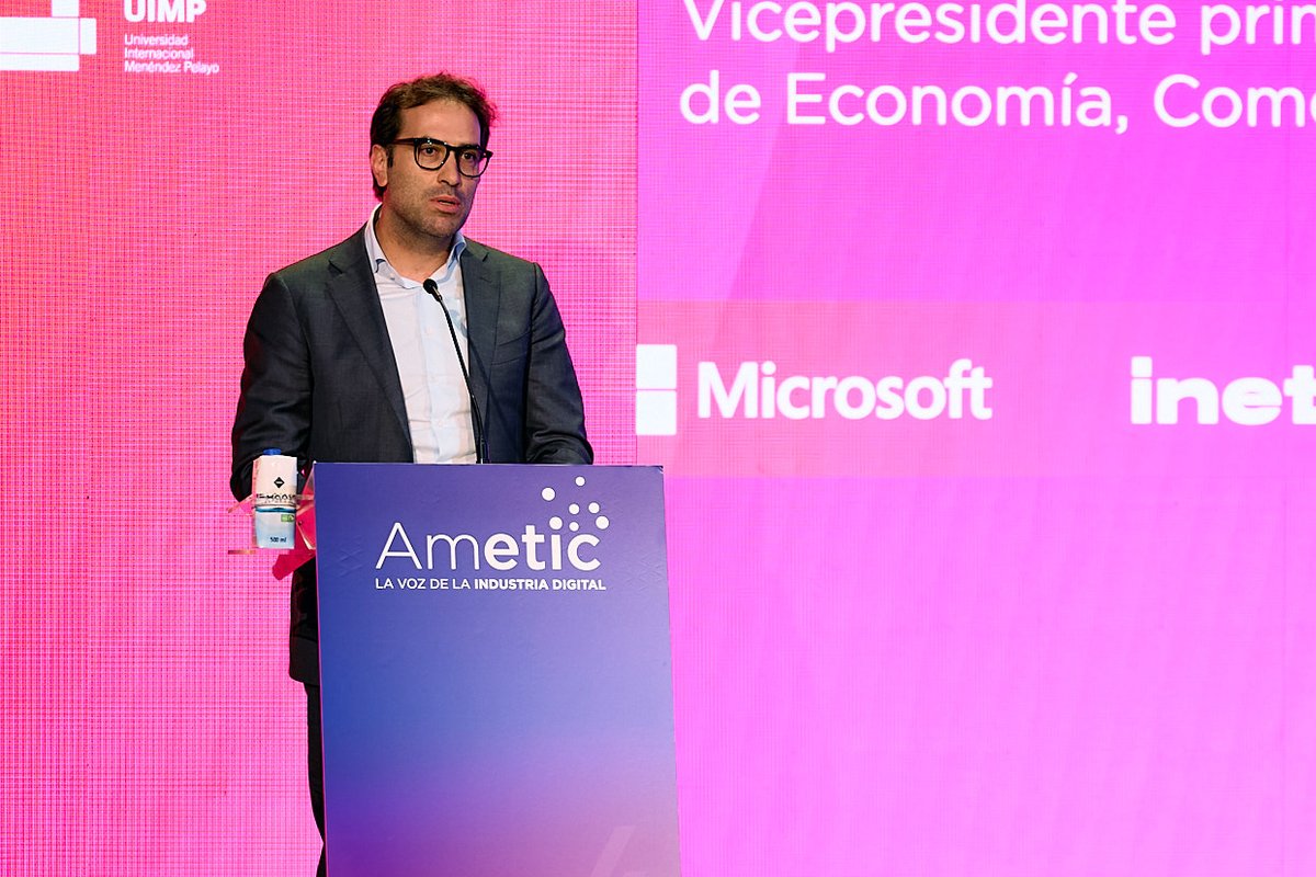 AMETIC_es's tweet photo. 🤝 AMETIC bajó el telón de su 40º aniversario con un anuncio de calado: un pacto de Estado sobre Inteligencia Artificial.

🏛️ El acto de clausura institucional estuvo presidido por Carlos Cuerpo, vicepresidente primero y ministro de Economía, Comercio y Empresa, junto a Ángel Pelayo González-Torre, rector de la UIMP; Francisco Hortigüela, presidente de AMETIC; Isabel Tocino, vicepresidenta de Banco Santander España; y María José Sáenz de Buruaga, presidenta de la Comunidad Autónoma de Cantabria.

📍 Sáenz de Buruaga destacó que Cantabria ha movilizado ya el 98% de los 400 millones de euros de su Agenda Digital y pidió conectar a la red eléctrica el Campus Tecnológico Altamira. Isabel Tocino urgió a integrar a las pymes para competir con Estados Unidos y China. Y Francisco Hortigüela celebró el éxito de la edición, emplazando al sector a la cita de septiembre de 2027.

⚖️ El momento clave llegó con Carlos Cuerpo, que contrapuso dos escenarios ante el avance de la Inteligencia Artificial: uno optimista, donde la tecnología abarata la investigación, agiliza los diagnósticos médicos y rompe el círculo de baja productividad en las pymes; y uno pesimista, marcado por la desinformación, el aumento de ciberdelitos y la pérdida de soberanía digital. Para el ministro, el resultado no depende de la tecnología en sí, sino de quién la controle y cómo se repartan sus beneficios.

💬 "En las próximas semanas, el presidente del Gobierno promoverá la firma de un acuerdo tripartito con los agentes sociales para situar el diálogo social en el centro del desarrollo tecnológico", anunció Cuerpo.

📜 Este nuevo contrato social sobre IA integrará a expertos, tejido industrial y a los sectores científico, educativo y sanitario, con el objetivo de garantizar un reparto justo de sus beneficios y proteger los servicios públicos.

Seguimos trabajando para que la revolución digital beneficie a toda la sociedad. Nos vemos en septiembre de 2027.

📺 Vuelve a ver todo el Encuentro en: https://t.co/PzfUk4z0Zb

#Santander40 #AMETIC #InteligenciaArtificial

ORGANIZADORES | AMETIC, Banco Santander y la UIMP.

PATROCINADORES | Platinum: Google, Samsung, Microsoft.
Gold: Inetum, Multiverse Computing, LETMINO, Sage, Salesforce, Shein, Wolters Kluwer, Tik Tok, y XDC Properties.
Silver: Alibaba, Amazon, AWS, Ayesa digital, BT International, Centro Tecnológico del Notariado, Cloudera, Fundación ONCE, Globant, GMV, Huawei, Ideaded, SAP, Open Cosmos, Qilimanjaro, Randstad digital, SETT, Sirt, Televes, y Xiaomi.
Bronze: Alisys, Eurecat, Semidynamics, Nu Quantum, Tecnalia y Space X.

COLABORADORES | CDTI, Enisa, EOI, Gobierno de Cantabria, https://t.co/0ztrsp3InY, Ayuntamiento de Santander, Santander Convention Bureau, Santander Destino y UNE.
