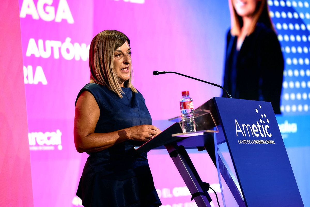 AMETIC_es's tweet photo. 🤝 AMETIC bajó el telón de su 40º aniversario con un anuncio de calado: un pacto de Estado sobre Inteligencia Artificial.

🏛️ El acto de clausura institucional estuvo presidido por Carlos Cuerpo, vicepresidente primero y ministro de Economía, Comercio y Empresa, junto a Ángel Pelayo González-Torre, rector de la UIMP; Francisco Hortigüela, presidente de AMETIC; Isabel Tocino, vicepresidenta de Banco Santander España; y María José Sáenz de Buruaga, presidenta de la Comunidad Autónoma de Cantabria.

📍 Sáenz de Buruaga destacó que Cantabria ha movilizado ya el 98% de los 400 millones de euros de su Agenda Digital y pidió conectar a la red eléctrica el Campus Tecnológico Altamira. Isabel Tocino urgió a integrar a las pymes para competir con Estados Unidos y China. Y Francisco Hortigüela celebró el éxito de la edición, emplazando al sector a la cita de septiembre de 2027.

⚖️ El momento clave llegó con Carlos Cuerpo, que contrapuso dos escenarios ante el avance de la Inteligencia Artificial: uno optimista, donde la tecnología abarata la investigación, agiliza los diagnósticos médicos y rompe el círculo de baja productividad en las pymes; y uno pesimista, marcado por la desinformación, el aumento de ciberdelitos y la pérdida de soberanía digital. Para el ministro, el resultado no depende de la tecnología en sí, sino de quién la controle y cómo se repartan sus beneficios.

💬 "En las próximas semanas, el presidente del Gobierno promoverá la firma de un acuerdo tripartito con los agentes sociales para situar el diálogo social en el centro del desarrollo tecnológico", anunció Cuerpo.

📜 Este nuevo contrato social sobre IA integrará a expertos, tejido industrial y a los sectores científico, educativo y sanitario, con el objetivo de garantizar un reparto justo de sus beneficios y proteger los servicios públicos.

Seguimos trabajando para que la revolución digital beneficie a toda la sociedad. Nos vemos en septiembre de 2027.

📺 Vuelve a ver todo el Encuentro en: https://t.co/PzfUk4z0Zb

#Santander40 #AMETIC #InteligenciaArtificial

ORGANIZADORES | AMETIC, Banco Santander y la UIMP.

PATROCINADORES | Platinum: Google, Samsung, Microsoft.
Gold: Inetum, Multiverse Computing, LETMINO, Sage, Salesforce, Shein, Wolters Kluwer, Tik Tok, y XDC Properties.
Silver: Alibaba, Amazon, AWS, Ayesa digital, BT International, Centro Tecnológico del Notariado, Cloudera, Fundación ONCE, Globant, GMV, Huawei, Ideaded, SAP, Open Cosmos, Qilimanjaro, Randstad digital, SETT, Sirt, Televes, y Xiaomi.
Bronze: Alisys, Eurecat, Semidynamics, Nu Quantum, Tecnalia y Space X.

COLABORADORES | CDTI, Enisa, EOI, Gobierno de Cantabria, https://t.co/0ztrsp3InY, Ayuntamiento de Santander, Santander Convention Bureau, Santander Destino y UNE.