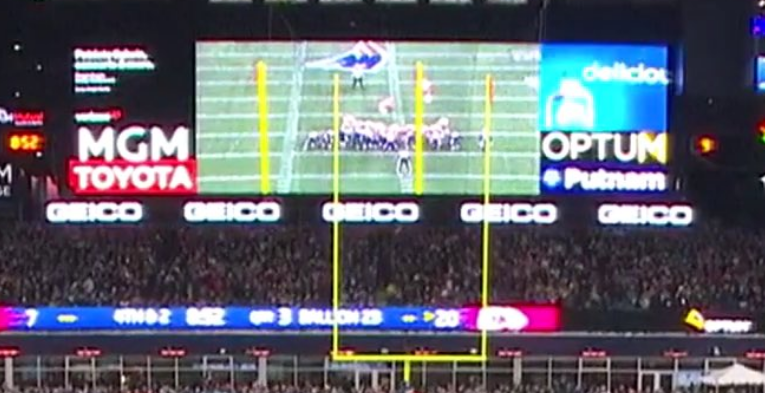 FrankTYi83's tweet photo. @Polpotery @RyanPaganetti @RapSheet It's hard to see in this video, but the OP shows the jumbotron with posts offset to the left https://t.co/6tDu3mBzOd
