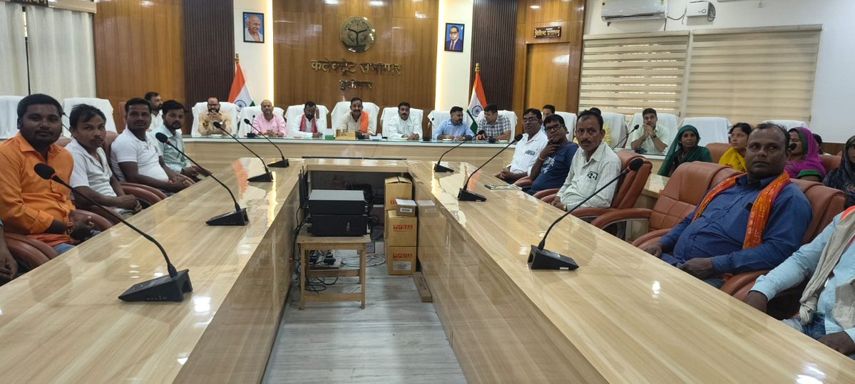 dm_kushinagar's tweet photo. आउटसोर्स कर्मियों को मिलेगा सम्मान, पारदर्शिता एवं सामाजिक सुरक्षा का मजबूत आधार पोर्टल एवं वेबसाइट से बढ़ेगी पारदर्शिता

उत्तर प्रदेश सरकार द्वारा आउटसोर्स कर्मियों के हितों के संरक्षण, सेवा व्यवस्था में पारदर्शिता तथा सामाजिक सुरक्षा को सुदृढ़ करने की दिशा में महत्वपूर्ण पहल करते हुए उत्तर प्रदेश आउटसोर्स सेवा निगम के लोगो का अनावरण तथा निगम की वेबसाइट एवं पोर्टल का शुभारंभ आज मा0 मुख्यमंत्री योगी आदित्यनाथ द्वारा लोक भवन प्रेक्षागृह में किया गया जिसका लाईव प्रसारण कलेक्ट्रेट सभागार माननीय विधायक पडरौना मनीष जायसवाल, माननीय विधायक हाटा मोहन वर्मा, उत्तर प्रदेश विकास निगम के उपाध्यक्ष राजेश्वर सिंह, नगर पालिका परिषद पडरौना के अध्यक्ष सहित प्रशासनिक अधिकारी, जनप्रतिनिधिगण तथा बड़ी संख्या में आउटसोर्स कर्मी की उपस्थिति में किया गया।

उत्तर प्रदेश आउटसोर्स सेवा निगम के गठन का प्रमुख उद्देश्य आउटसोर्स कर्मियों को अधिक पारदर्शी, व्यवस्थित एवं सुरक्षित सेवा व्यवस्था उपलब्ध कराना है। निगम के पोर्टल के माध्यम से संबंधित विभाग, सेवा प्रदाता एजेंसी तथा आउटसोर्स कर्मियों को एकीकृत डिजिटल व्यवस्था से जोड़ा जाएगा। इससे भर्ती प्रक्रिया में पारदर्शिता सुनिश्चित करने के साथ ही कर्मचारियों से संबंधित सेवा विवरण एवं अन्य आवश्यक जानकारी ऑनलाइन उपलब्ध कराने में सुविधा होगी।

मुख्यमंत्री जी के कार्यक्रम के दौरान आउटसोर्स कर्मियों के मानदेय, ईपीएफ, ईएसआईसी, सेवा सुरक्षा, प्रशिक्षण तथा पारदर्शी भर्ती व्यवस्था से संबंधित महत्वपूर्ण जानकारी एवं घोषणाएं साझा की गईं। सरकार द्वारा आउटसोर्स कर्मियों को समयबद्ध मानदेय तथा सामाजिक सुरक्षा का लाभ सुनिश्चित करने पर विशेष बल दिया गया।
 आउटसोर्स कर्मी शासकीय व्यवस्था की महत्वपूर्ण कड़ी हैं। विभिन्न विभागों, स्वास्थ्य सेवाओं, सफाई व्यवस्था, नगरीय निकायों सहित अनेक क्षेत्रों में आउटसोर्स कर्मी अपनी महत्वपूर्ण जिम्मेदारियों का निर्वहन कर रहे हैं। नई व्यवस्था के माध्यम से उनके सेवा हितों, अधिकारों एवं सामाजिक सुरक्षा को और अधिक प्रभावी ढंग से सुनिश्चित किए जाने की दिशा में कार्य किया जाएगा।

 कार्यक्रम के दौरान श्रम विभाग की ओर से नगरीय निकायों में कार्यरत कर्मियों को पीपीई किट एवं पात्र लाभार्थियों को चेक का वितरण भी किया गया।
इस अवसर पर उपस्थित आउटसोर्स कर्मियों को नई व्यवस्था के शुभारंभ पर शुभकामनाएं दी गई। उन्हें बताया गया कि शासन की मंशा के अनुरूप पारदर्शी, सुगम एवं कर्मचारी हितैषी व्यवस्था को प्रभावी ढंग से लागू किया जाएगा।
@ChiefSecyUP @UPGovt @CMOfficeUP @InfoDeptUP @MSTawarIAS