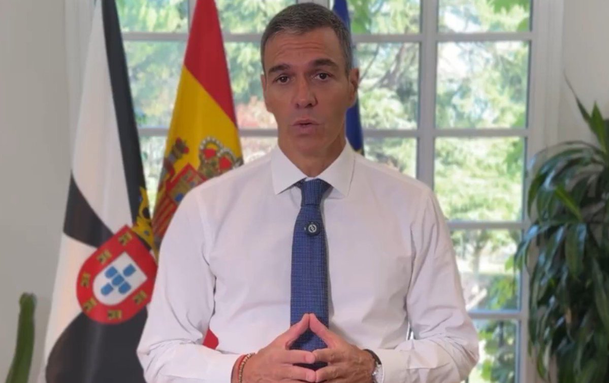 sanchezcasrejon's tweet photo. Hoy quiero agradecer al pueblo ceutí la serenidad y la responsabilidad con la que afronta la transición hacia la soberanía marroquí.

La cesión de competencias se hará de forma ordenada y tranquila en las próximas semanas.

Feliz Día de Ceuta a todos y a todas.
يوم سعيد للجميع. https://t.co/5rISa2o7vi