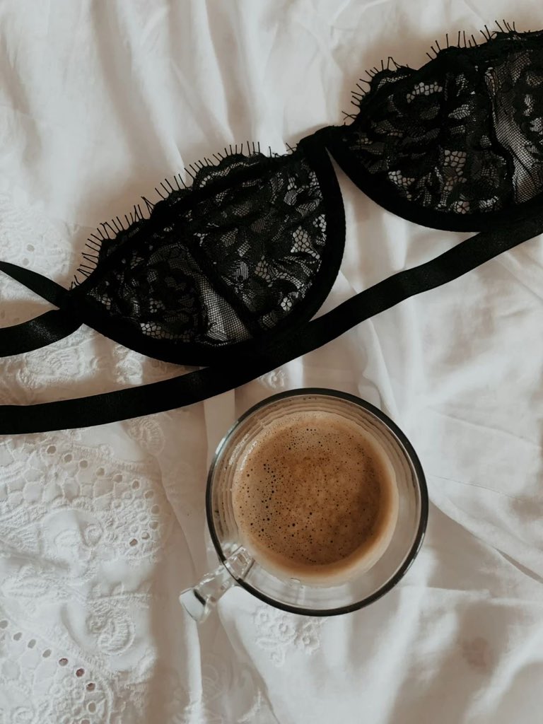 Velvetsinab's tweet photo. Hay mañanas que empiezan con café… y otras que empiezan con imaginación. 

Buenos días. https://t.co/7AF2yXvTzx