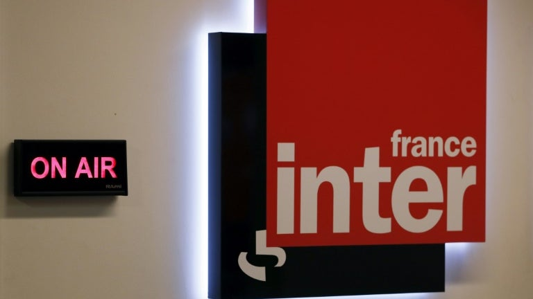 CWeillRaynal's tweet photo. Le soviet de France Inter vote la grève (à main levée, pour conforter les plus timorés...) pour tenter d'obtenir l'exclusion d'un esprit jugé "déviant" par rapport à la doxa officielle. 
Cette grotesque mascarade a au moins un mérite : celui de jeter une lumière crue sur une rédaction en plein naufrage idéologique.
Qui peut encore croire que @Franceinter respecte les critères d'équilibre et de neutralité auxquels l'astreint pourtant son cahier des charges ?