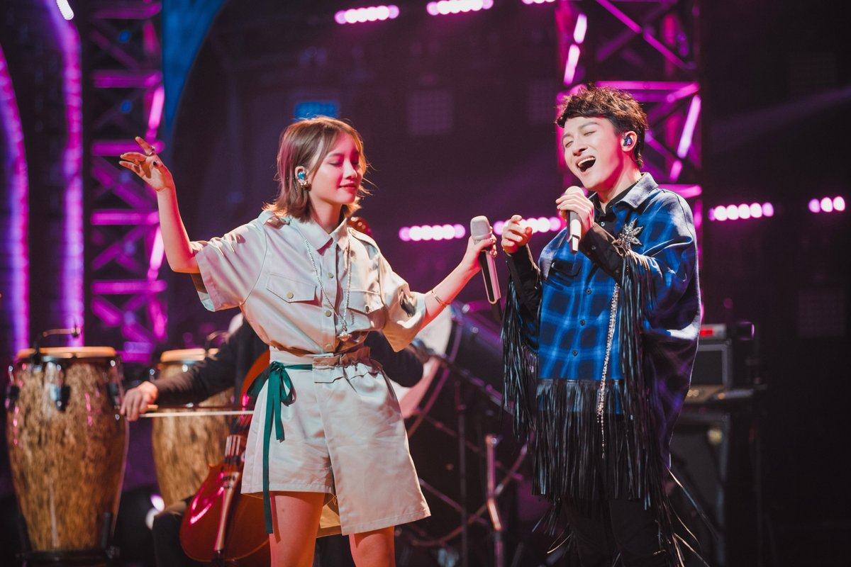 Thahazeeb1's tweet photo. Just finished an incredible episode of Let's Sing Together! The guest's impromptu duet with the lead singer gave me chills—can’t stop replaying it! , https://t.co/vsX3x4Qw1j