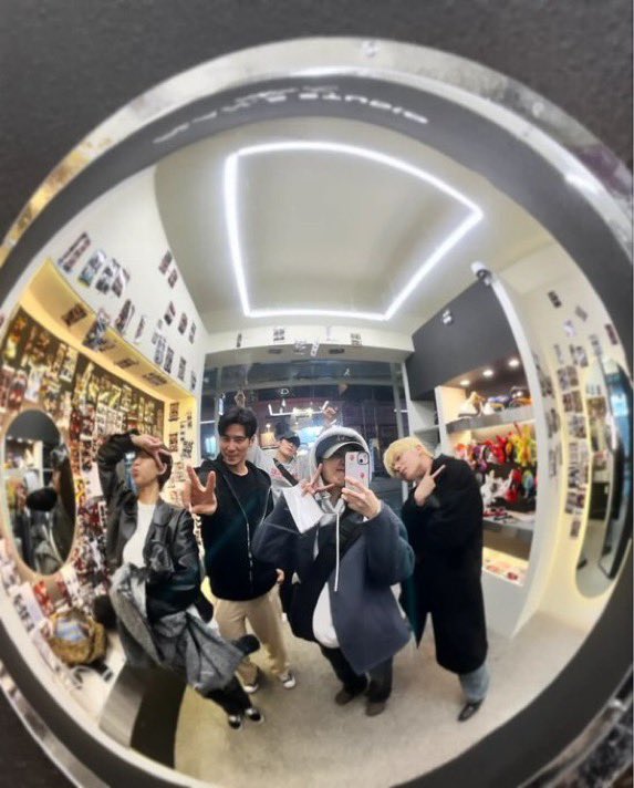 0ha_heo's tweet photo. 유어아너 팀 너무 아랑함🫶
근데 극에선 서로 죽일 듯이 노려보는데 어떻게 이렇게 친해지신거죠..? https://t.co/sVkdV0ejfY
