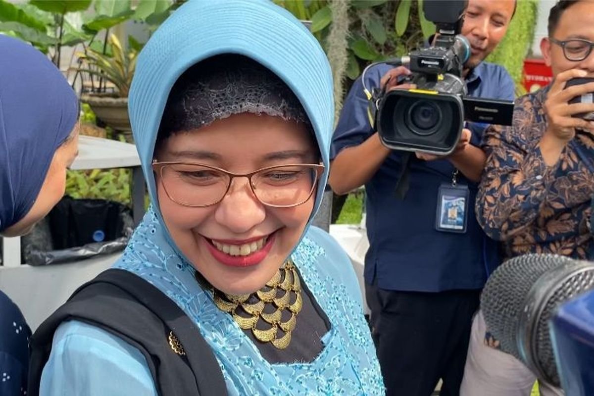 LambeSahamjja's tweet photo. klarifikasi bps soal angka kemiskinan beda dengan versi bank dunia:
- angka kemiskinan versi bank dunia (64,2%)
- data nasional bps (8,07% atau ~22,93 juta orang
- dia bilang bank dunia gk bisa di bandingkan
- soalnya standar garis kemiskinan & tujuan pengukurannya beda
- bank dunia bilang pengeluaran 150 rb/hari termasuk orang miskin
- sementara bps kalo gaji di bawa 3.091.866/bulan baru termasuk orang miskin