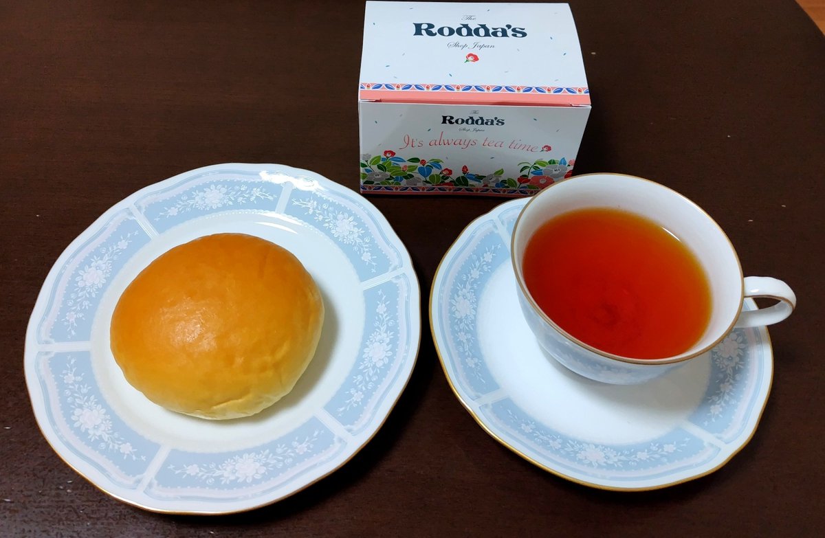 momo_to_mint's tweet photo. 今日のおやつ

ヤマザキ
つっきーみ

ロダス
カーコズワルド茶園

午前中に採血が終わり🏥
頭痛と気持ち悪さが次第に落ち着き💨
体調が微妙でしたがお買い物で気分転換できました☺️
シュークリームかと思って購入したらクリームパンでした😅
ブリオッシュ生地にもちとクリーム
パンの塩味がよい感じ🎶 https://t.co/FRwA6AZgfq