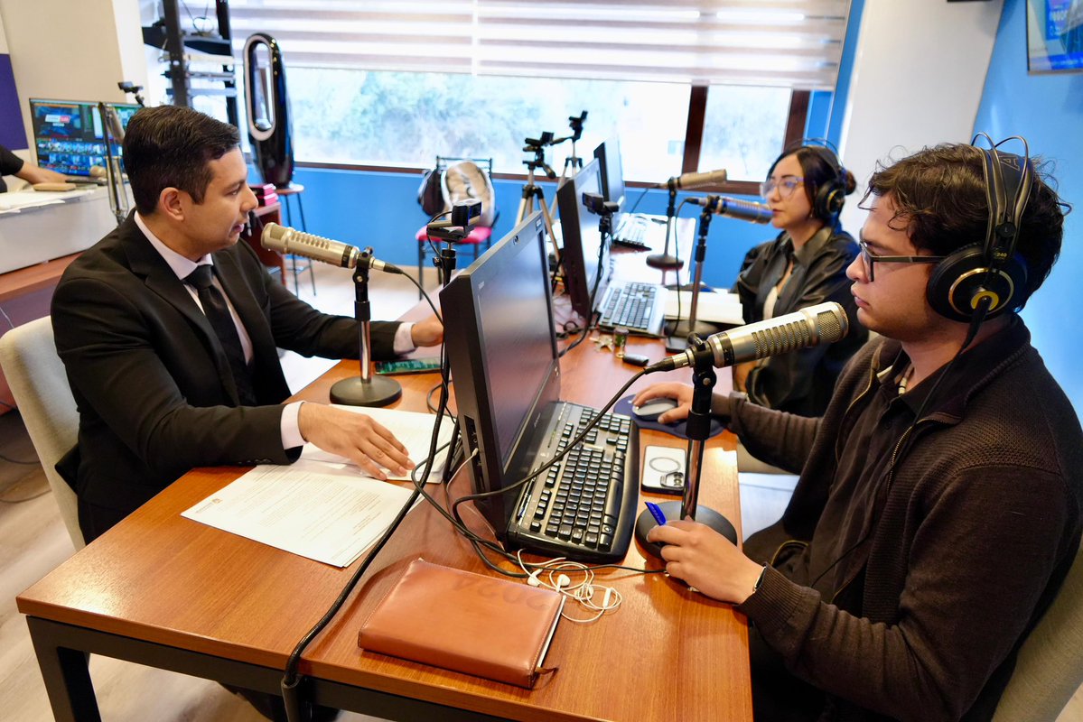 MIT_Ecuador's tweet photo. #Azuay | El viceministro de Tecnologías de la Información y Comunicación, Ricardo Gutiérrez, informó en @WRadioEc la apertura de nuevos puntos digitales gratuitos (PDG) en varias parroquias de la provincia. 

📡 A la fecha se cuenta con 60 puntos en la provincia, 10 de ellos en el canton Cuenca.
✅ A nivel nacional el proyecto cuenta 1012 puntos en funcionamiento.
🤝 Fortalecemos las competencias digitales que ayudan a  promover el emprendimiento y el uso de las TIC, especialmente en los sectores más vulnerables del país.