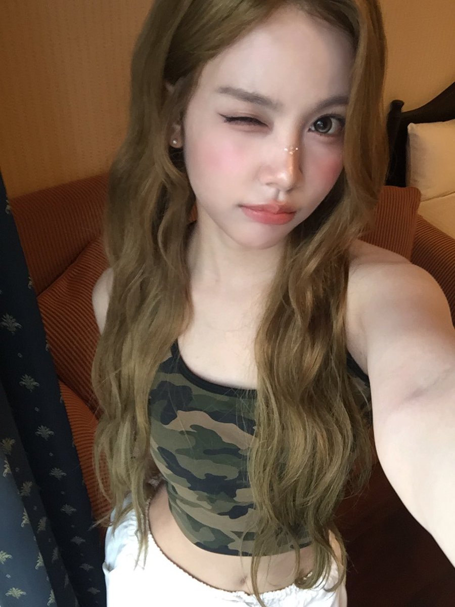 taexyn's tweet photo. brown hair or black hair😍 https://t.co/KXovJpfOOn