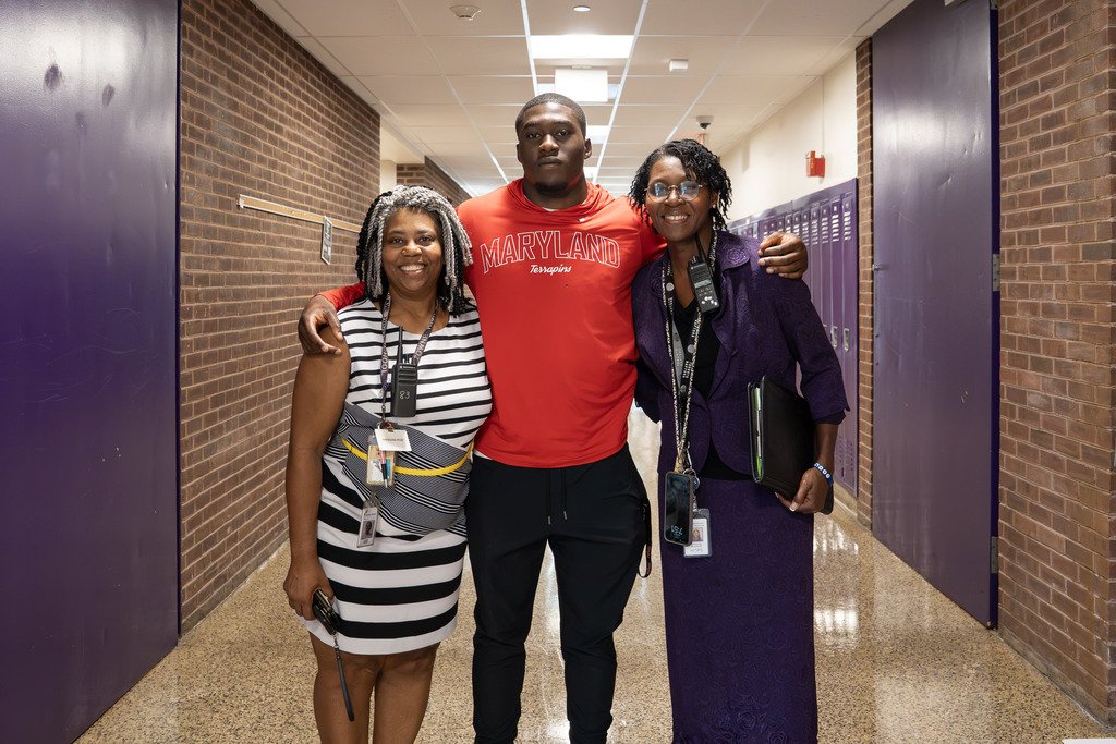 joppatownehs's tweet photo. ⚓ Joppatowne proud! ⚓

On his first day of class at the University of Maryland, the nation's #1 recruit came home first. Zion Elee donated 300 backpacks + school supplies to Joppatowne HS, where it all started for him. So proud of you, Zion! 💜🏈 https://t.co/bhXZnFtnxr