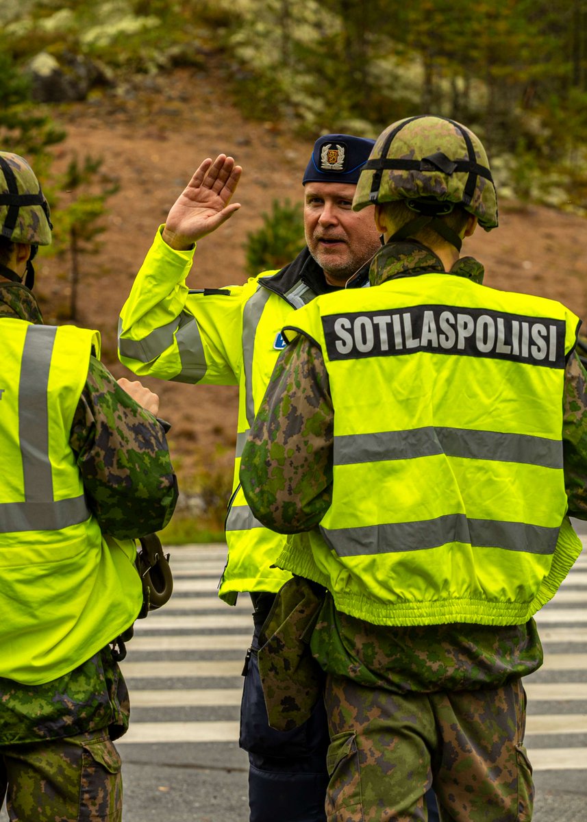 Maavoimat's tweet photo. Paikallispuolustusharjoitukset ovat sotilaspoliiseille ja muille 9 kuukautta palvelleille varusmiehille koulutuksen päättäviä harjoituksia. Palveluksen aikana hankittu osaaminen mitataan nyt vaativimmissa mahdollisissa tilanteisessa yhdessä muiden viranomaisten kanssa. https://t.co/aCmQWCj7WF