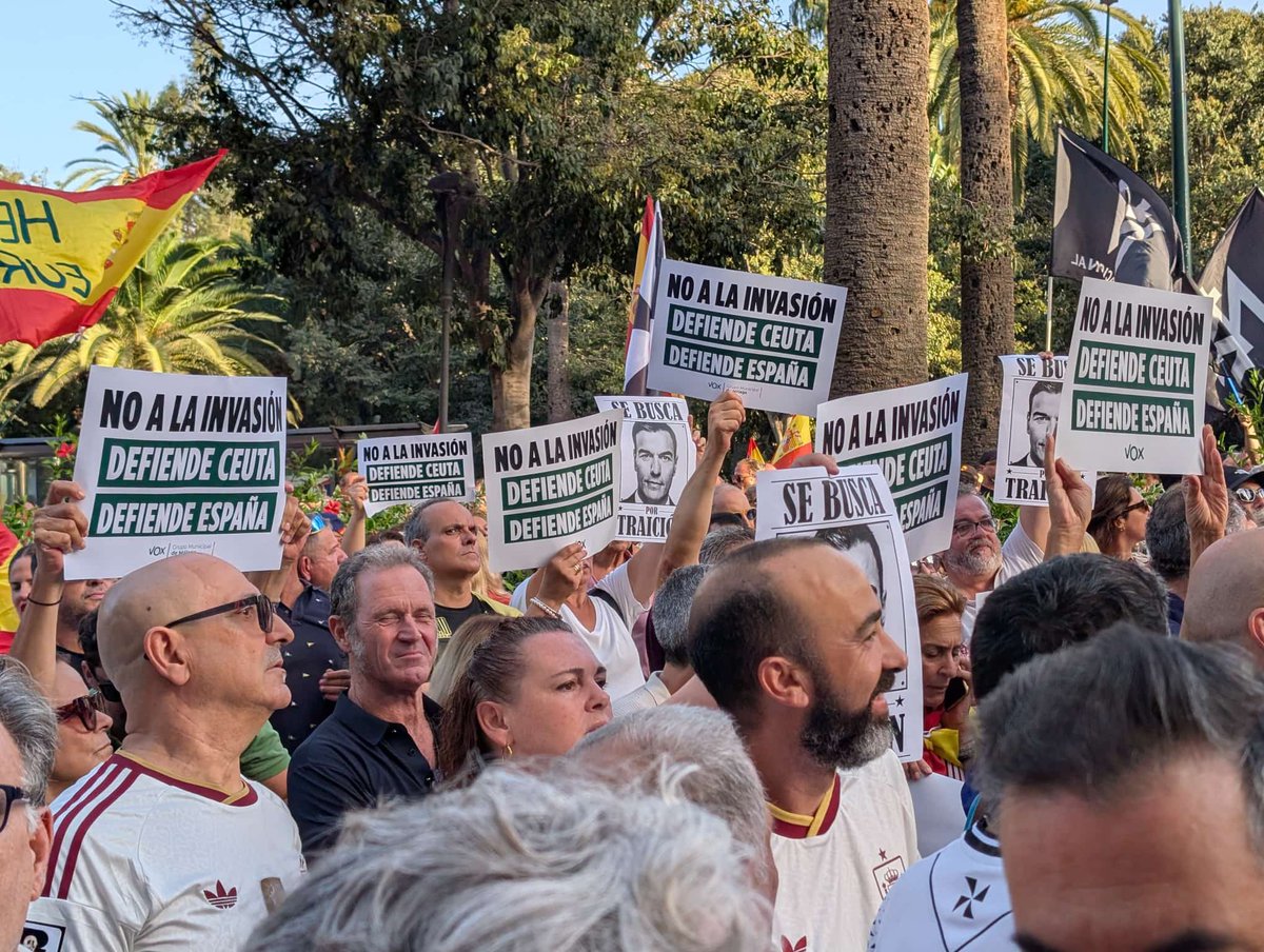 vox_malaga's tweet photo. Hoy, @vox_malaga ha estado acompañado a los miles de malagueños que han salido a las calles de Málaga para defender Ceuta y España de la invasión marroquí.

¡Ceuta no se vende, Ceuta se defiende! https://t.co/36ytNRuoSR