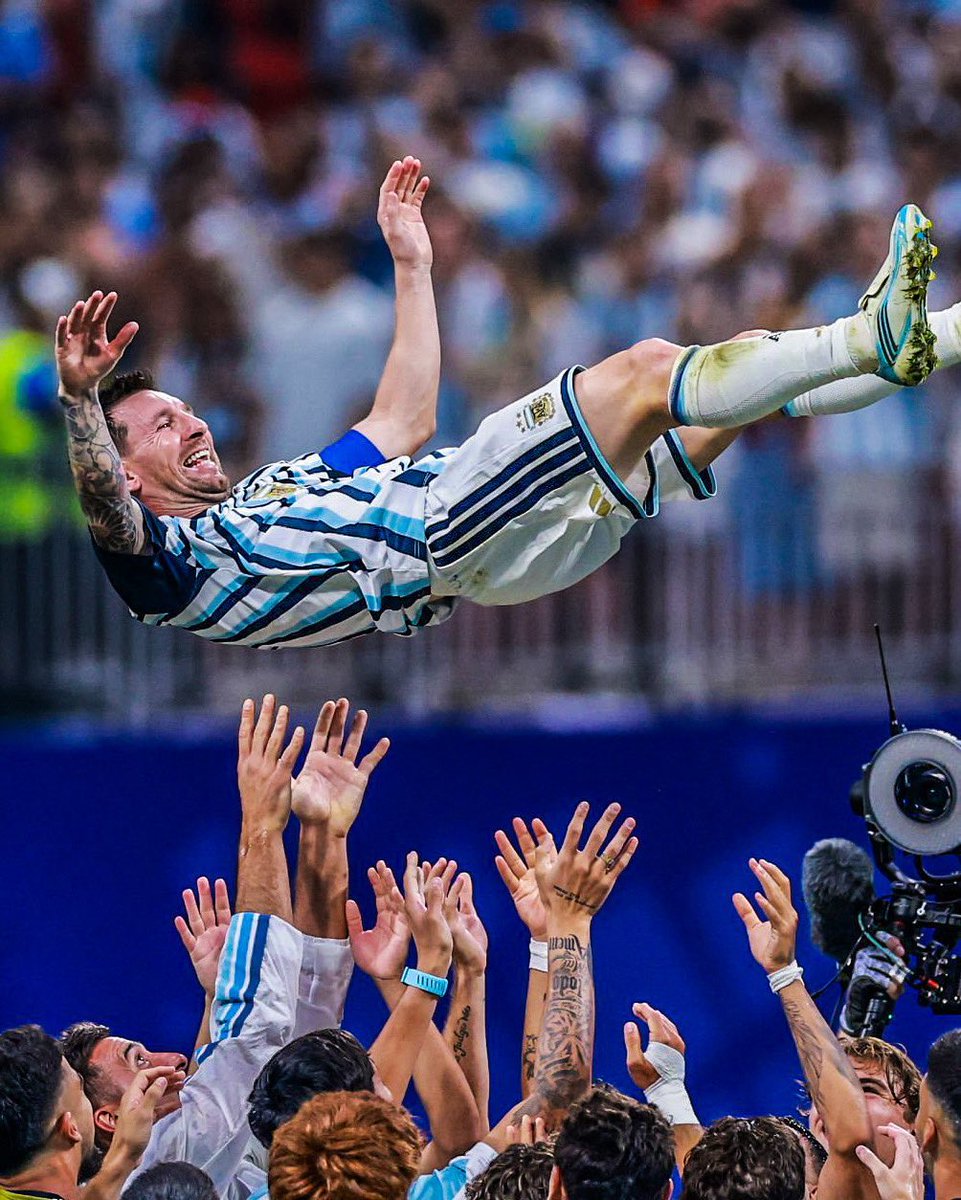 centregoals's tweet photo. 🚨🚨| OFFICIAL: Lionel Messi will be 𝐇𝐎𝐍𝐎𝐑𝐄𝐃 across Argentine football this weekend. 

Every match will 𝐏𝐀𝐔𝐒𝐄 in the 10th minute for a one-minute ovation celebrating his legendary career. 🩵��🇷 https://t.co/x2POyuctcy