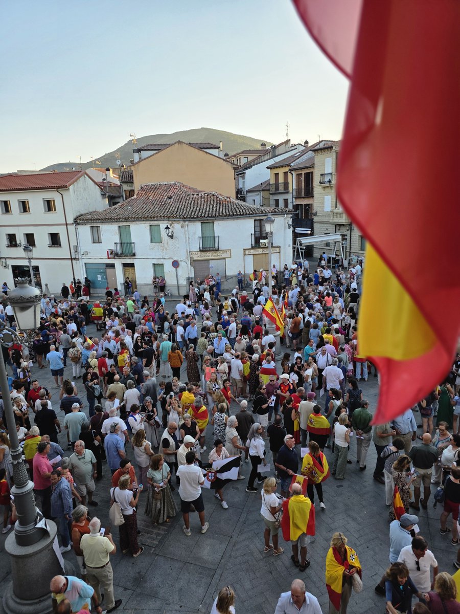 Ayto_ElEspinar's tweet photo. La Plaza de la Constitución se llena en apoyo a Ceuta. Vecinos y miembros de la corporación han leído el manifiesto "Ceuta somos todos" por la unidad de España y los derechos de los ceutíes. ¡Gracias a todos los asistentes!
#ELESPINAR CON #CEUTA
#CeutaNoEstáSola https://t.co/6sFjQEFs7V