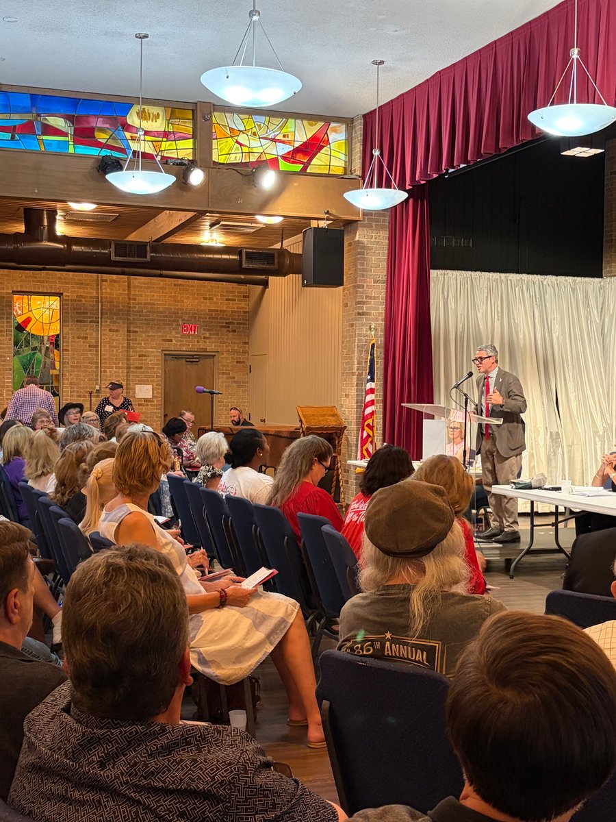 DallasGOP's tweet photo. We had a productive CEC meeting on Monday with 70 new precinct chairs sworn in and strategies on mobilizing Republican voters with the Abbott app. Great to have several candidates who called on everyone to get involved, volunteer, and help turn out the vote. We’re working hard, standing together, and ready to Keep Texas Red! ❤️🇺🇸
