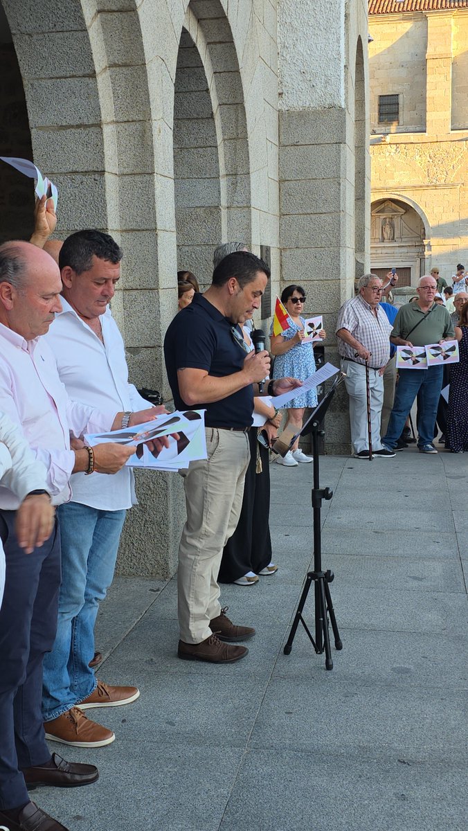 Ayto_ElEspinar's tweet photo. La Plaza de la Constitución se llena en apoyo a Ceuta. Vecinos y miembros de la corporación han leído el manifiesto "Ceuta somos todos" por la unidad de España y los derechos de los ceutíes. ¡Gracias a todos los asistentes!
#ELESPINAR CON #CEUTA
#CeutaNoEstáSola https://t.co/6sFjQEFs7V