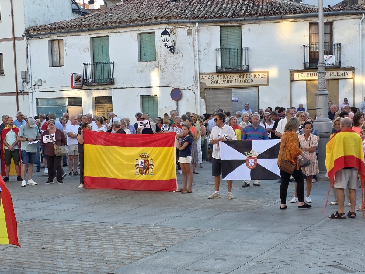 Ayto_ElEspinar's tweet photo. La Plaza de la Constitución se llena en apoyo a Ceuta. Vecinos y miembros de la corporación han leído el manifiesto "Ceuta somos todos" por la unidad de España y los derechos de los ceutíes. ¡Gracias a todos los asistentes!
#ELESPINAR CON #CEUTA
#CeutaNoEstáSola https://t.co/6sFjQEFs7V
