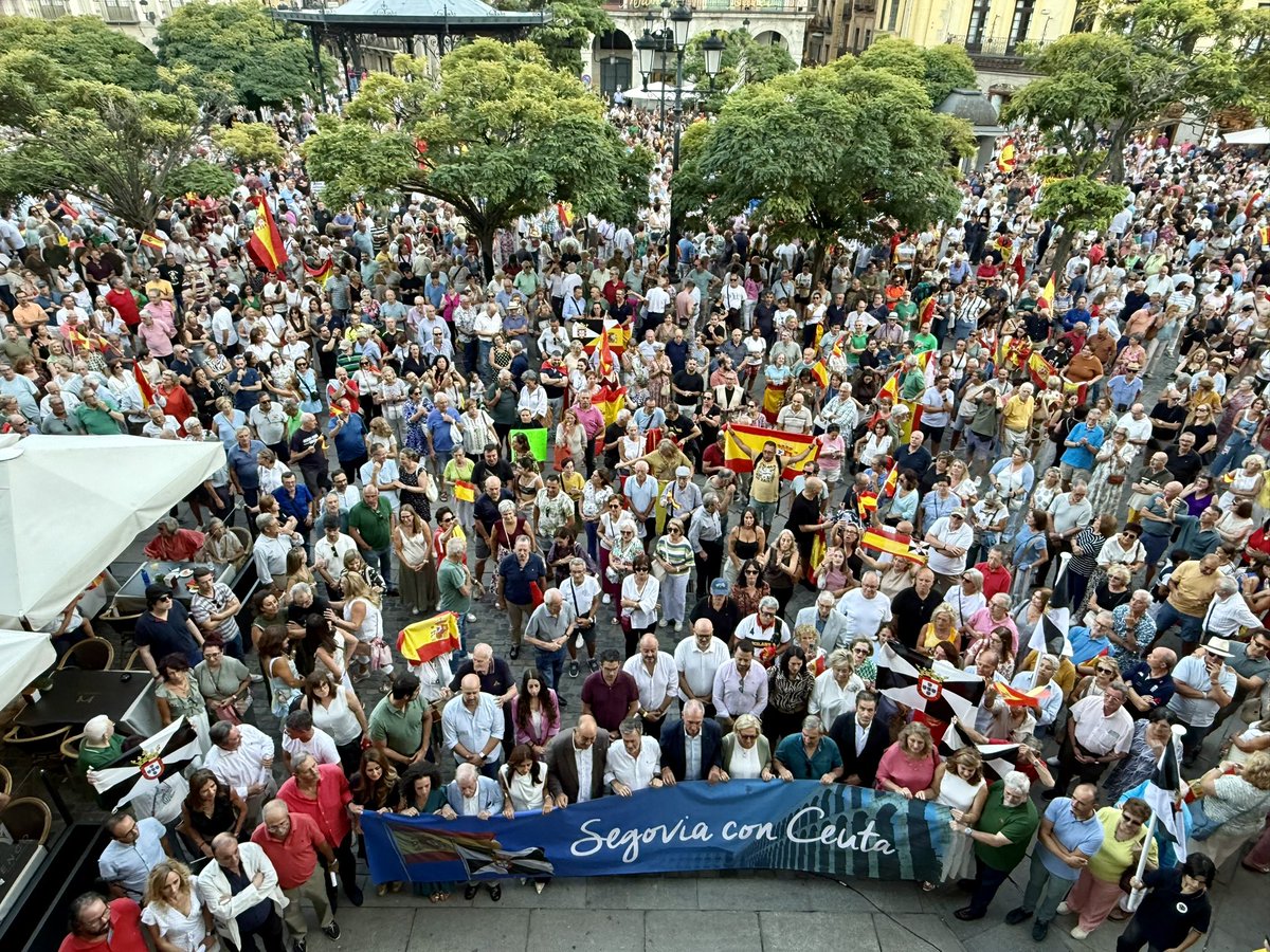 segovia_es's tweet photo. Cerca de 5.000 segovianos se han unido hoy en la Plaza Mayor para mostrar su apoyo y solidaridad con Ceuta y todos los ceutíes.

💙 Ceuta no está sola. Los ceutíes no están solos. https://t.co/IvV2BcfytM