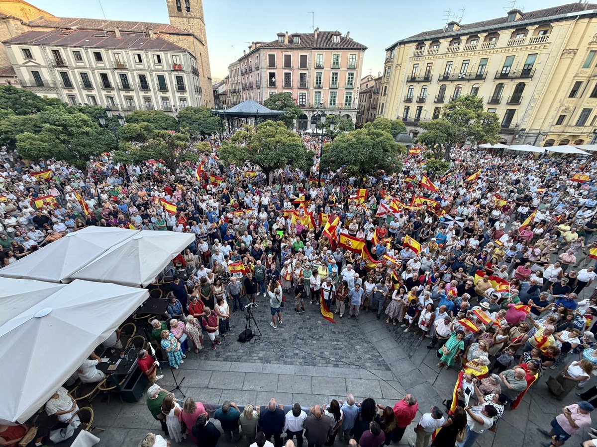 segovia_es's tweet photo. Cerca de 5.000 segovianos se han unido hoy en la Plaza Mayor para mostrar su apoyo y solidaridad con Ceuta y todos los ceutíes.

💙 Ceuta no está sola. Los ceutíes no están solos. https://t.co/IvV2BcfytM