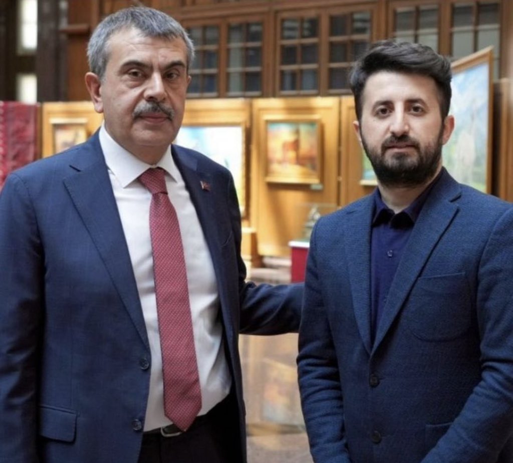 incitraders's tweet photo. Mahmut Özay @Mahmut__ozay

Öğretmenin derdini en çok gündeme getirenlerin başındayım ama 
bu veriler her yerde haberdir. İşimi yapıyorum. Burada yanlış olan nedir ? https://t.co/ygLAg6TEQf