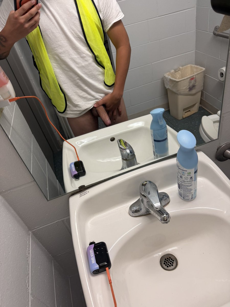 goonerbrowtf's tweet photo. Opened twitter at work, mistakenly. Couldnt wait till i got home lol.
#work #workgoon #workgoons #goon #goony #goonies #goons https://t.co/HtYVEjYrid
