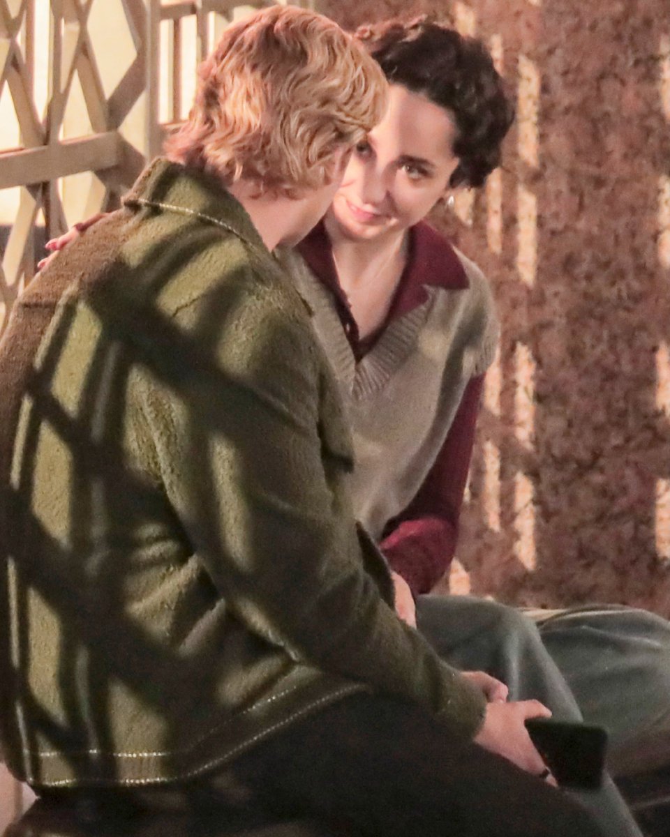 briardiarybr's tweet photo. 📸 | Stephen Kalyn e Lauren Patten (Joanna Maxwell) foram vistos no set de Off Campus, em Vancouver. https://t.co/bglKPqLnyE