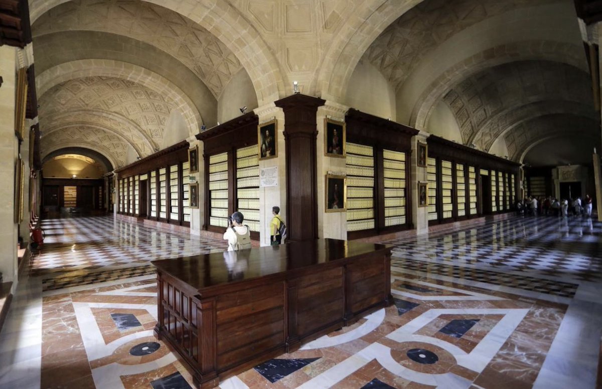 xavierpadilla's tweet photo. Amigo, esto es el Archivo General de Indias, en Sevilla. Conserva más de 43.000 legajos, unos 80 millones de páginas de documentos originales y ocho kilómetros de estanterías. OCHO KILÓMETROS. 😂
 Y no, no es una discoteca. https://t.co/LIGXcyIXeq