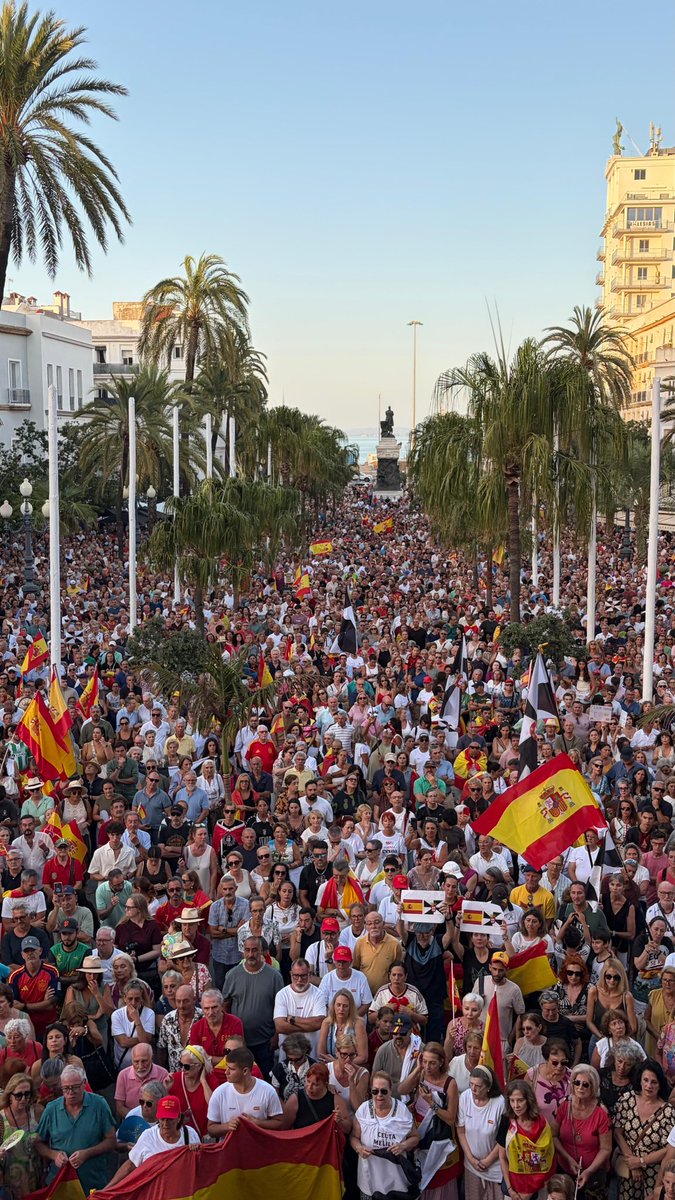 Gonzalomontesj's tweet photo. Cádiz no se somete a Sánchez,
España no se arrodilla ante Marruecos.

Si la soberanía recae sobre el pueblo español, que el destino de nuestro país lo decidan los españoles.

Por Ceuta. ELECCIONES YA! https://t.co/S9aISudHKH