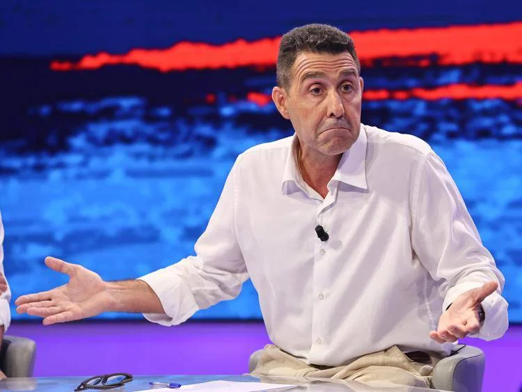 francescoproia's tweet photo. Vannacci sulla Russia ha sbagliato qualsiasi previsione, e c'è ancora qualcuno che gli da credito?

Nel 2022 Giorgio Starace, ambasciatore italiano a Mosca, gli chiese informazioni su una possibile invasione russa, ma il generale, allora addetto militare a Mosca, disse che non ci sarebbe stato «un conflitto di vaste proporzioni». 
Starace lo chiamò ben due volte, a inizio e a metà febbraio 2022, ma ogni volta Vannacci minimizzò, negando «categoricamente» la possibilità di un’invasione. In seguito, mentre la Russia ammassava truppe al confine, Vannacci gli disse di stare tranquillo: non ci sarebbe stato «un conflitto di vaste proporzioni».
John Foreman, ex addetto britannico a Mosca che lo frequentava, ha detto che «sbagliò completamente la valutazione sul dispiegamento e sull’invasione». L’Espresso scrive che nei rapporti allo Stato Maggiore la sua lettura era «prudente, benevola» e non segnalava minacce russe. 

Subito dopo il 24 febbraio 2022, quando Putin annunciò l’«operazione militare speciale», Starace lo convocò di nuovo.
Vannacci usò la frase: i russi entrano in Ucraina «come un coltello nel burro» e «in un paio di settimane» avrebbero raggiunto Kiev e ottenuto la capitolazione di Zelensky.
Starace in seguito ha commentato: sopravvalutò l’esercito russo e sottovalutò la resistenza ucraina. 

Tutto questo è riportato nel libro "Diari di un ambasciatore a Mosca", di Giorgio Starace, e riprese sia da "Linkiesta" che dal "Financial Times".
